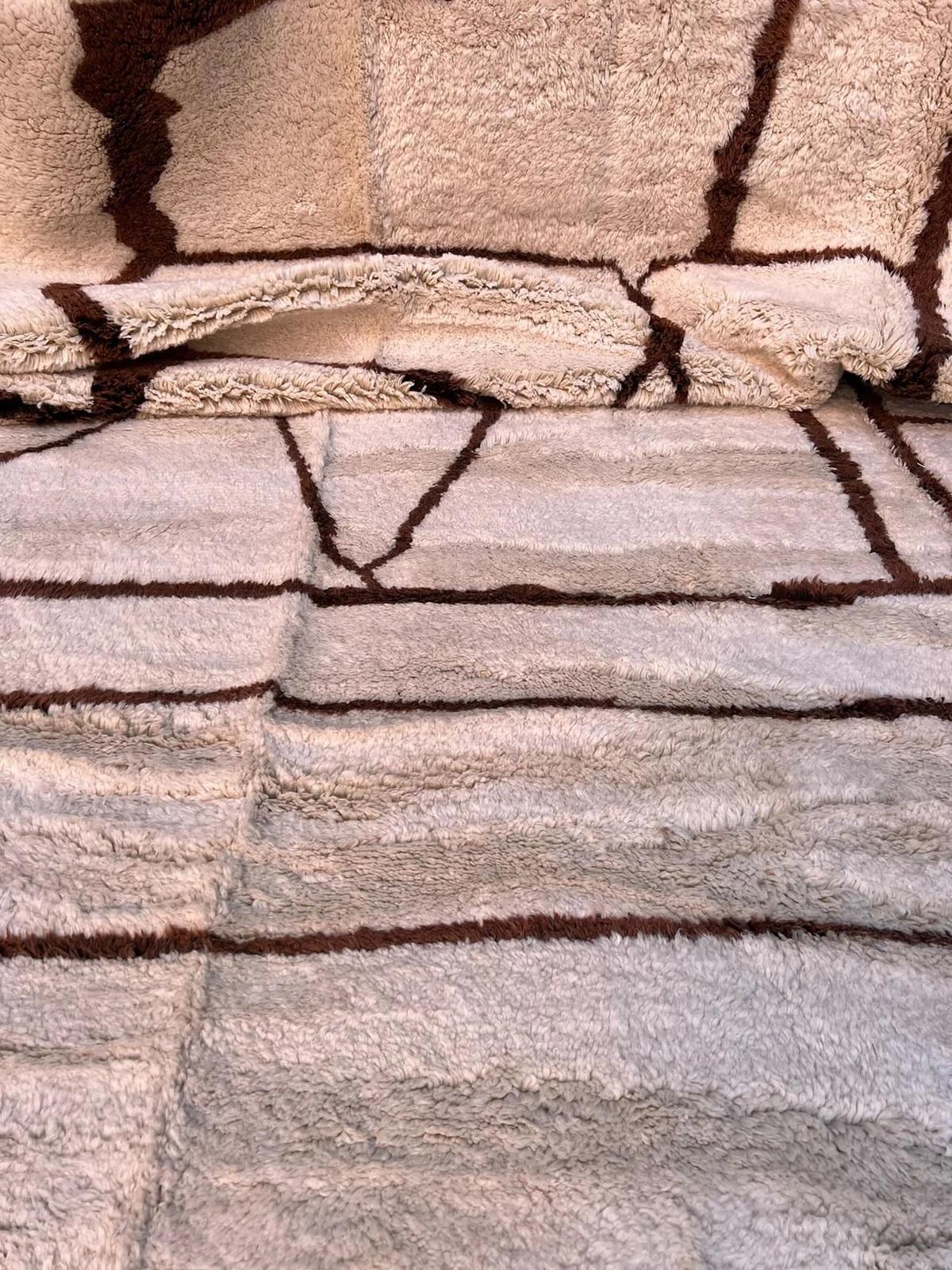 Large Modern Moroccan Wool Beni M'Rirt Handwoven Rug in Abstract Design For Sale 6