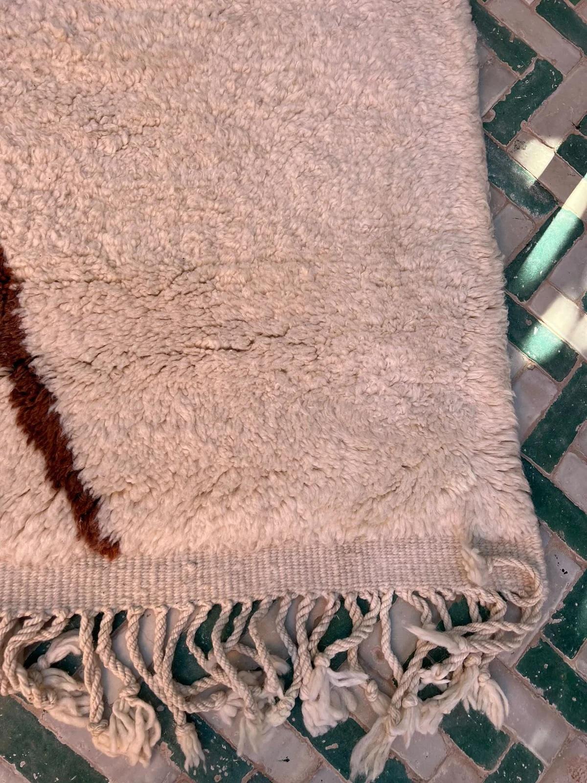 Large Modern Moroccan Wool Beni M'Rirt Handwoven Rug in Abstract Design For Sale 8