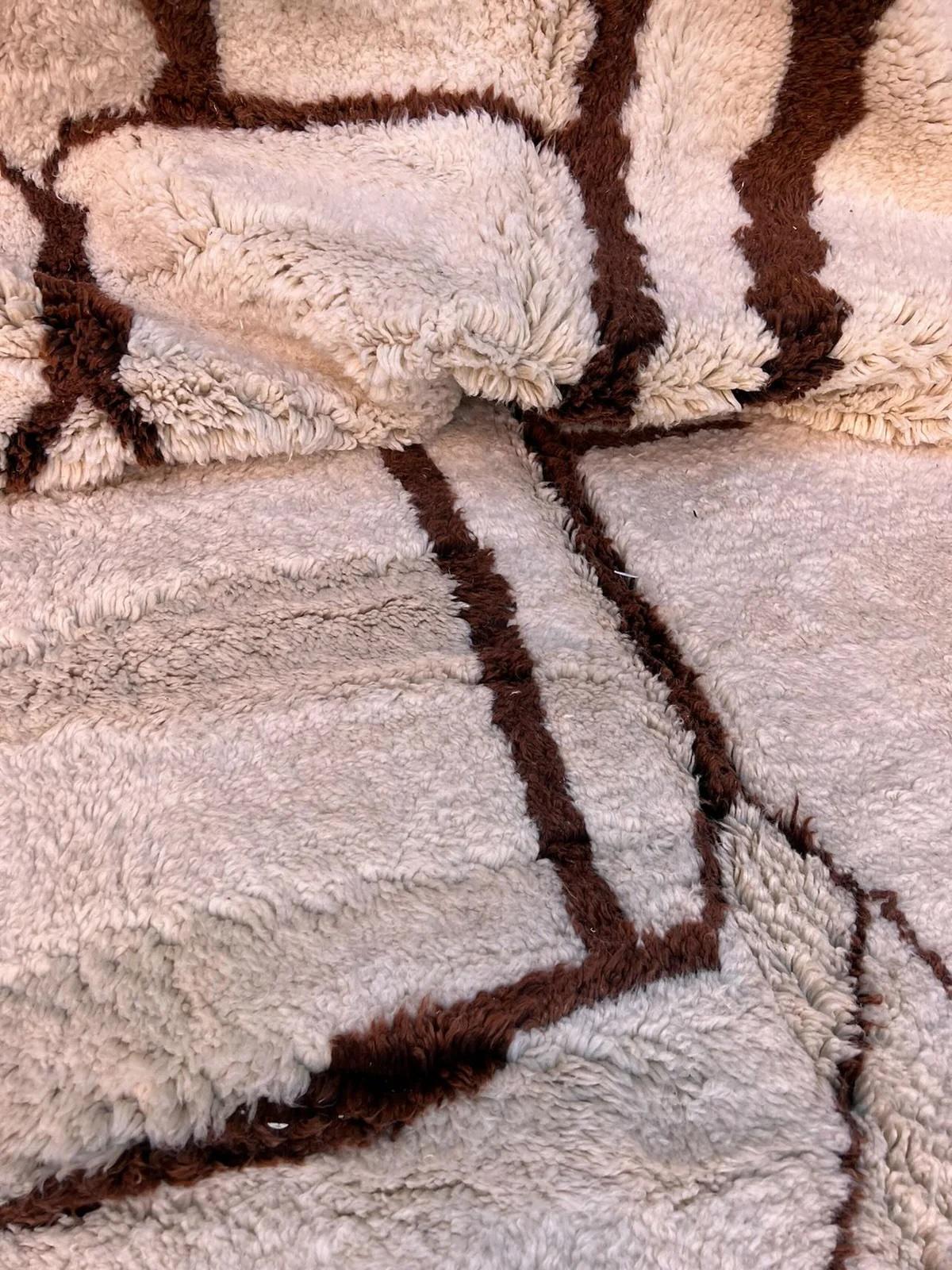 Large Modern Moroccan Wool Beni M'Rirt Handwoven Rug in Abstract Design For Sale 1