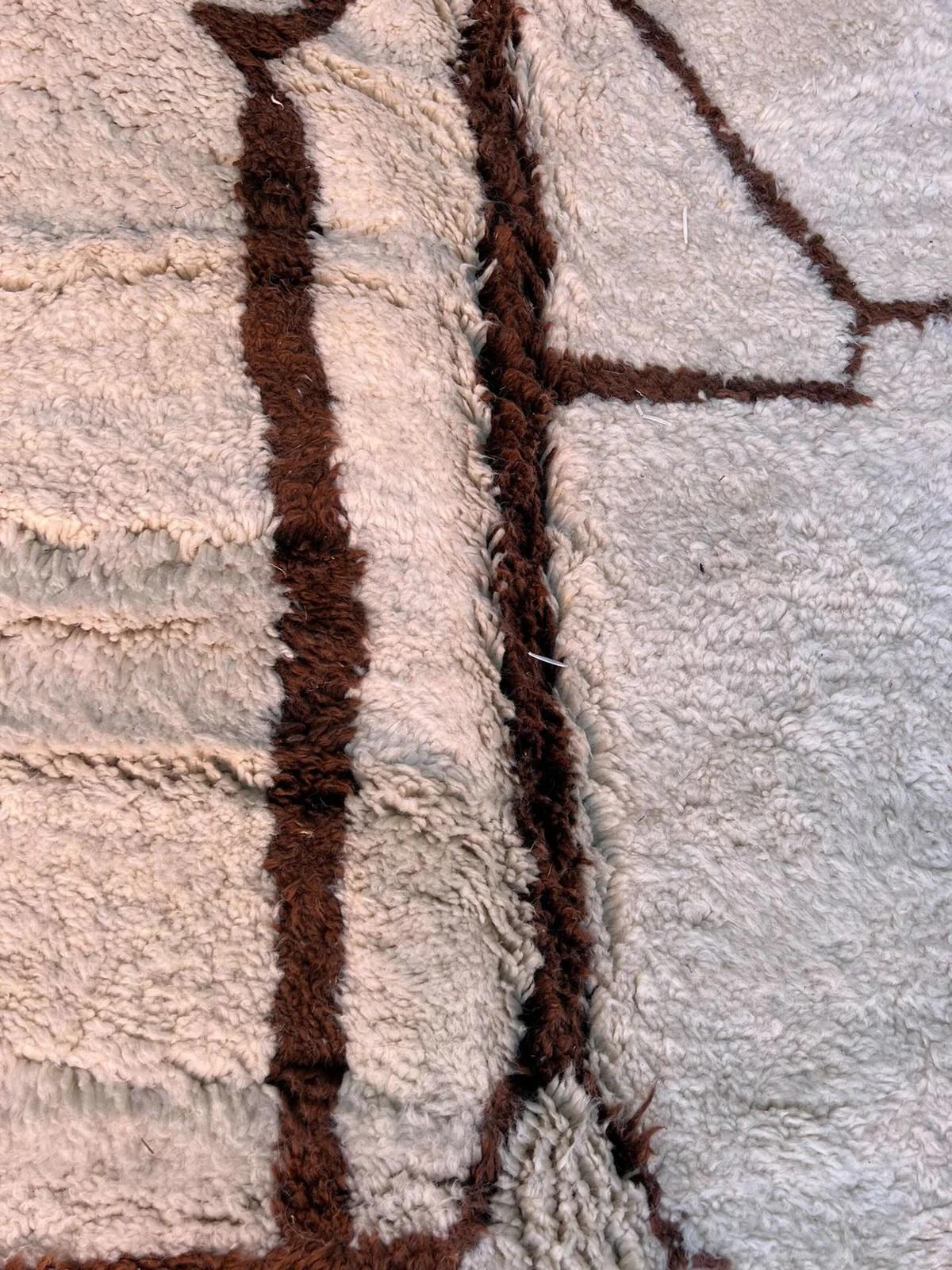 Large Modern Moroccan Wool Beni M'Rirt Handwoven Rug in Abstract Design For Sale 3