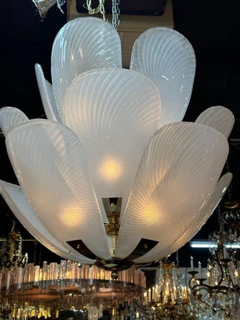 Large Modern Murano Tulip Glass and Brass Chandelier In Good Condition In Dallas, TX
