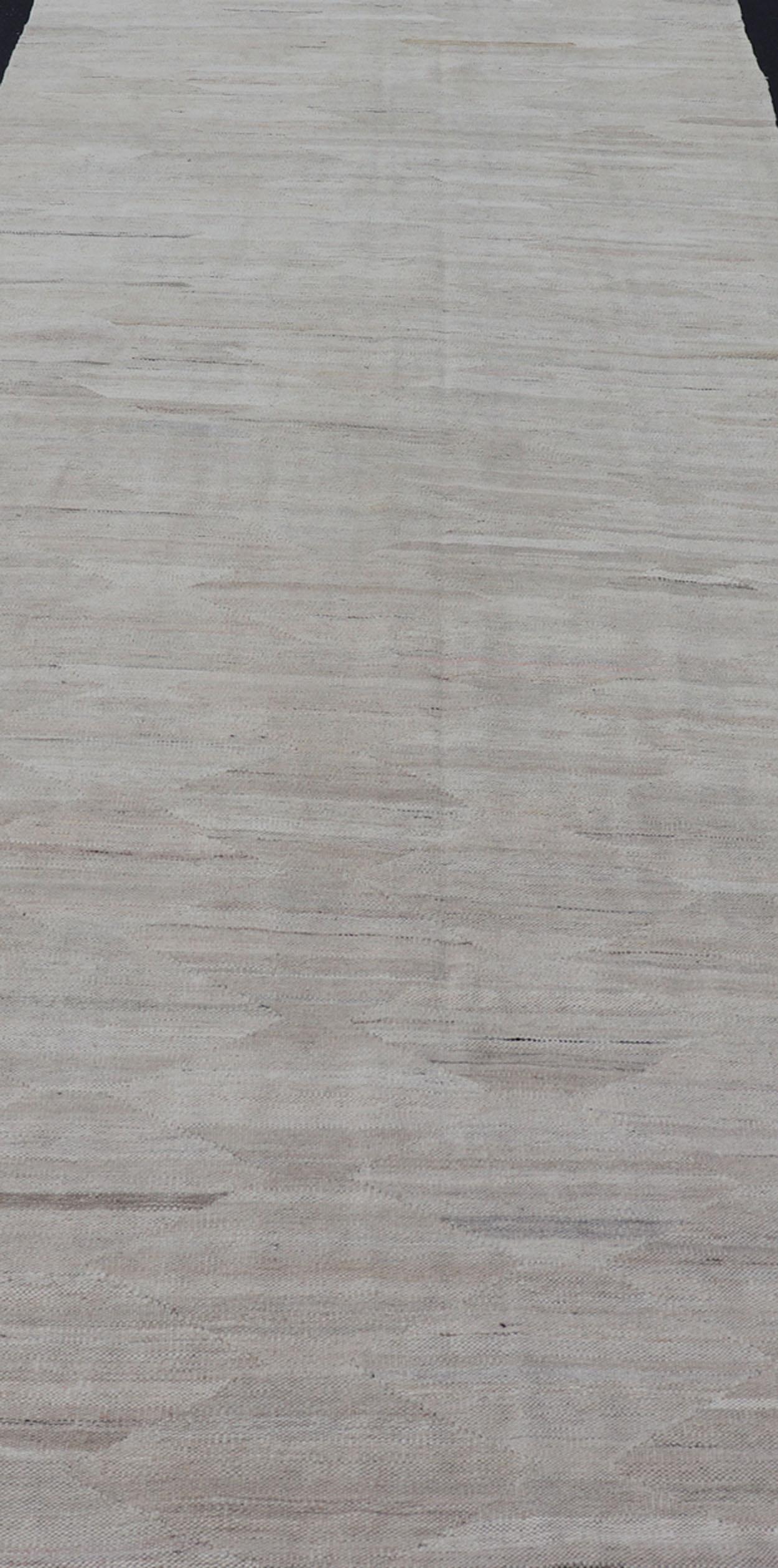 Großer moderner neutraler Kelim-Galerie-Läufer in Creme mit All-Over-Design im Zustand „Neu“ im Angebot in Atlanta, GA