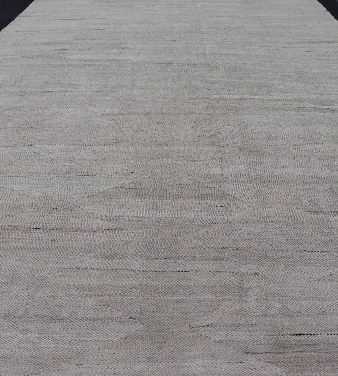 Großer moderner neutraler Kelim-Galerie-Läufer in Creme mit All-Over-Design (21. Jahrhundert und zeitgenössisch) im Angebot