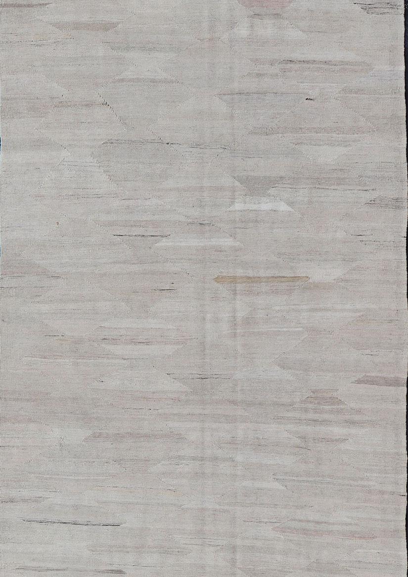 Großer moderner Kelim-Galerie-Läufer in neutralem Creme mit frei fließendem Design. Flachgewebter Kilim-Galerie-Läufer mit modernem Design , Keivan Woven Arts/ Teppich AFG-27581, Herkunftsland / Art: Afghanistan / Kelim 

Maße: 5'3 x 15'7   