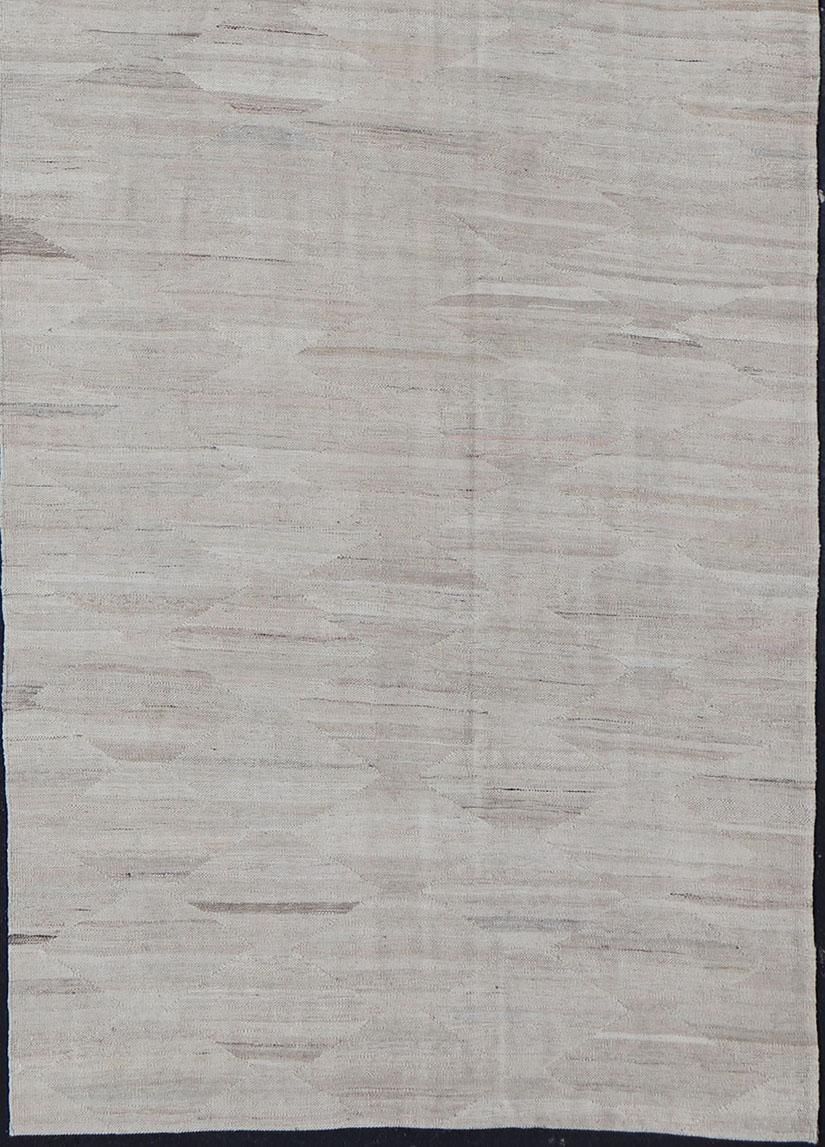 Großer moderner neutraler Kelim-Galerie-Läufer in Creme mit All-Over-Design (Handgeknüpft) im Angebot