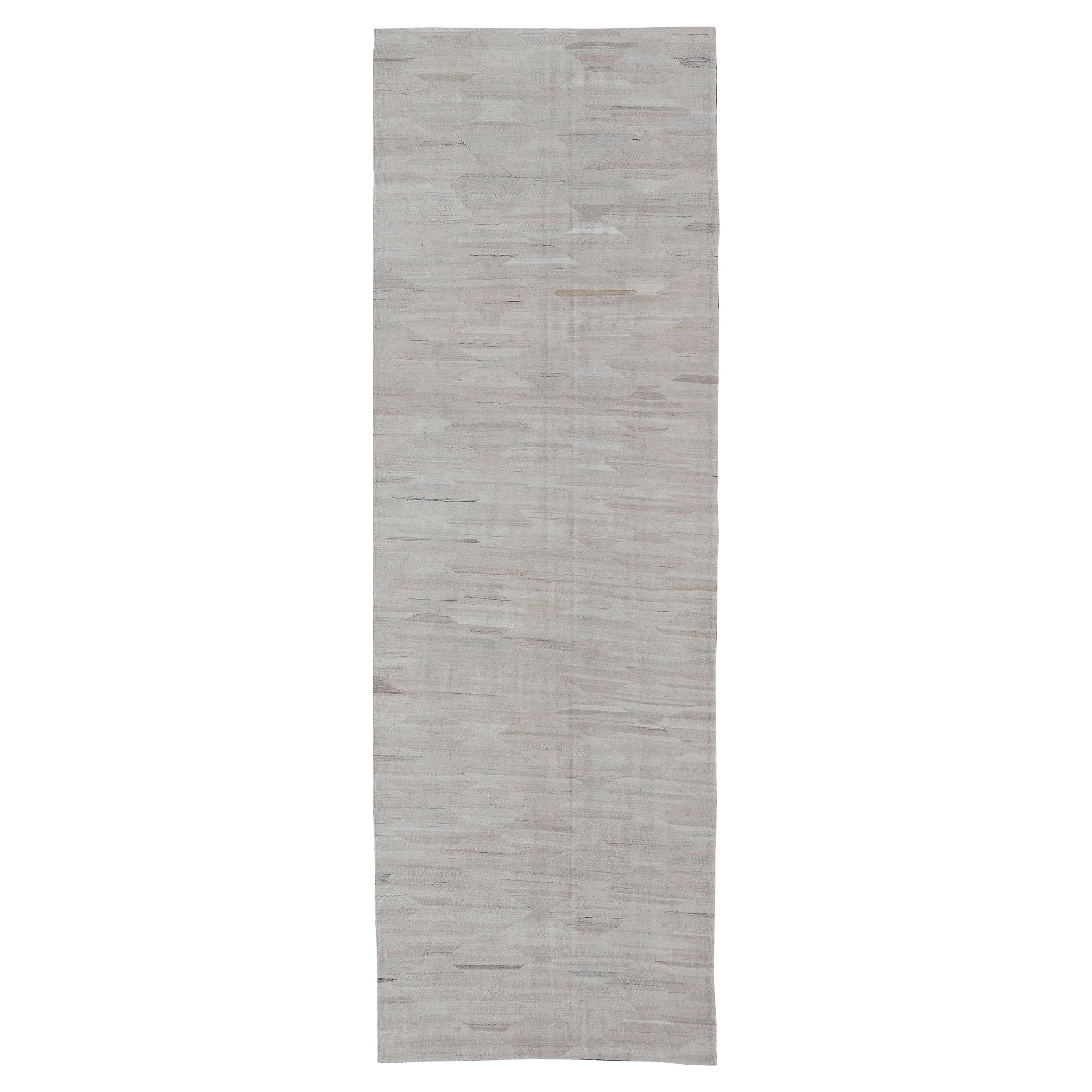 Großer moderner neutraler Kelim-Galerie-Läufer in Creme mit All-Over-Design