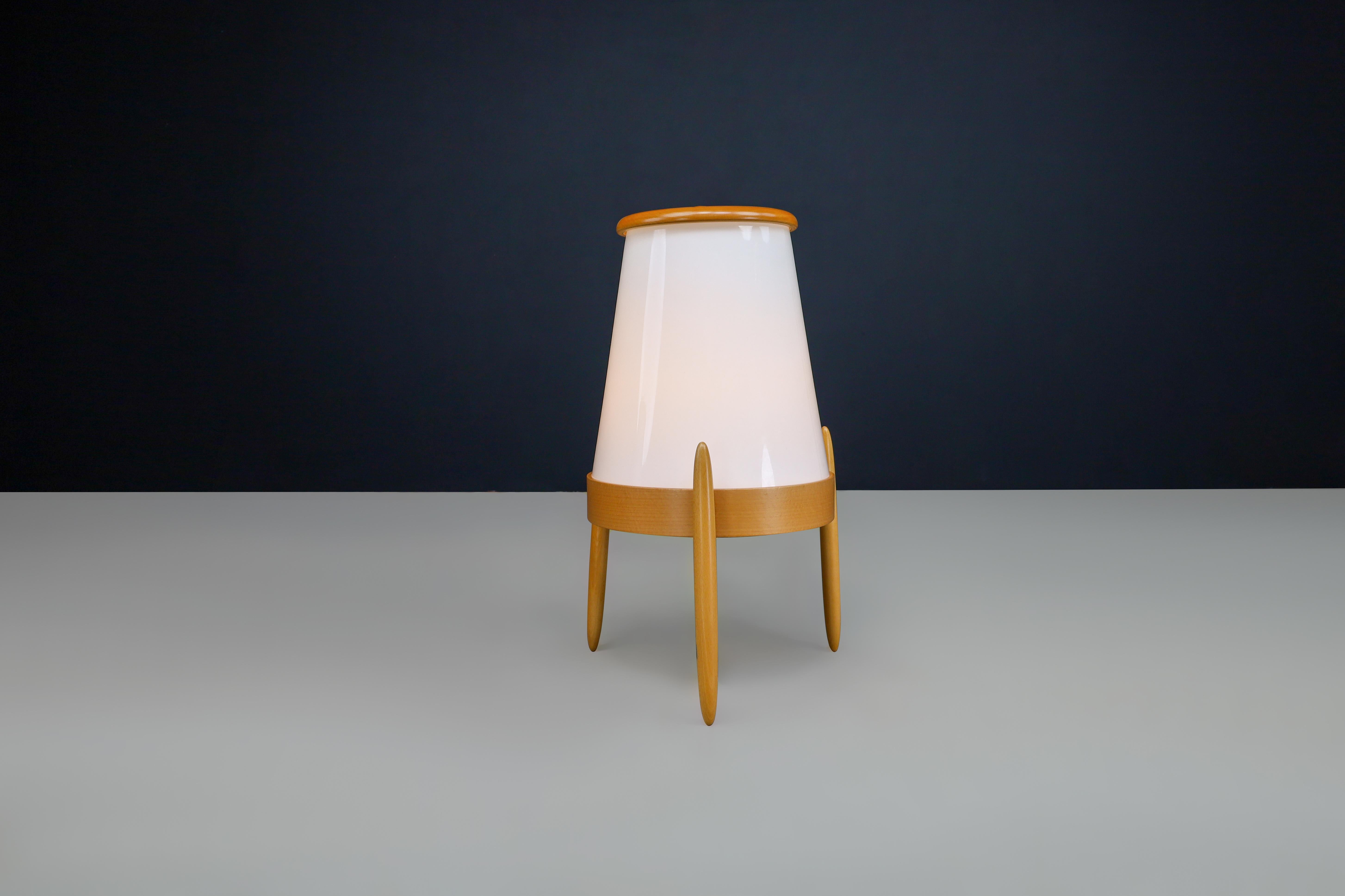 Gran lámpara de pie moderna de vidrio opalino y fresno de ULUV, CZ Años 60

Presentando un llamativo diseño de los años 60, esta gran lámpara de pie moderna combina el cristal opalino con la elegante madera de fresno elaborada por el renombrado