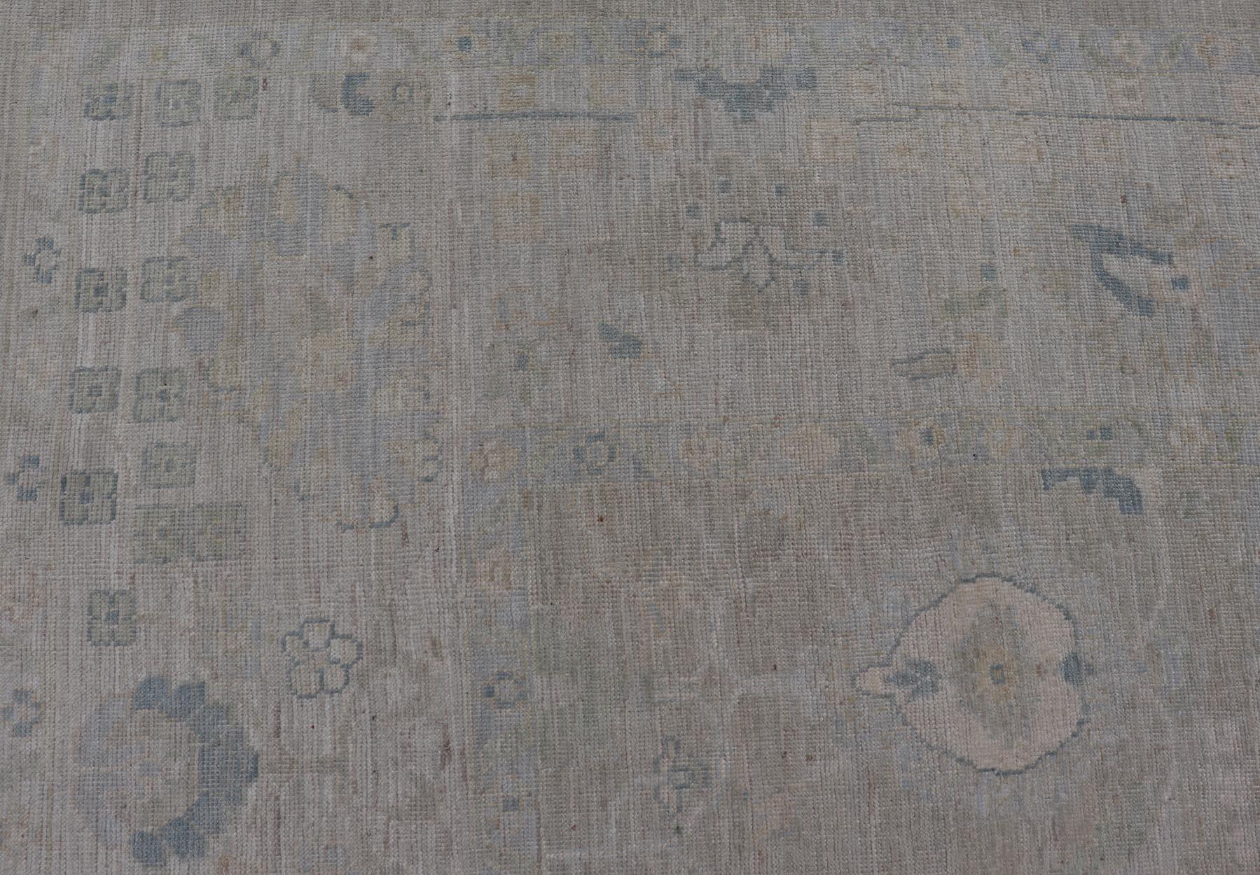 Großes modernes Oushak-Design in Hellblau, Grün, mit hellcremefarbenem Hintergrund. Keivan Woven Arts; Teppich AWR-12521 Herkunftsland: Afghanistan  Art: Oushak   Design/One: All-Over, Floral.
Maße: 11'9 x 17'10 
Dieses rustikale Stück versprüht