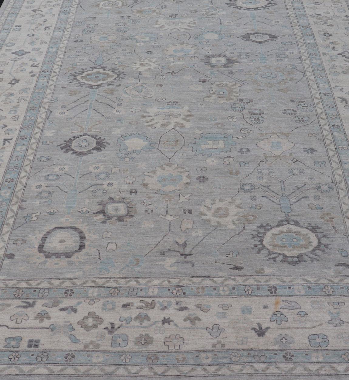 Grande Design/One moderno in azzurro e grigio con sfondo crema chiaro in vendita 5