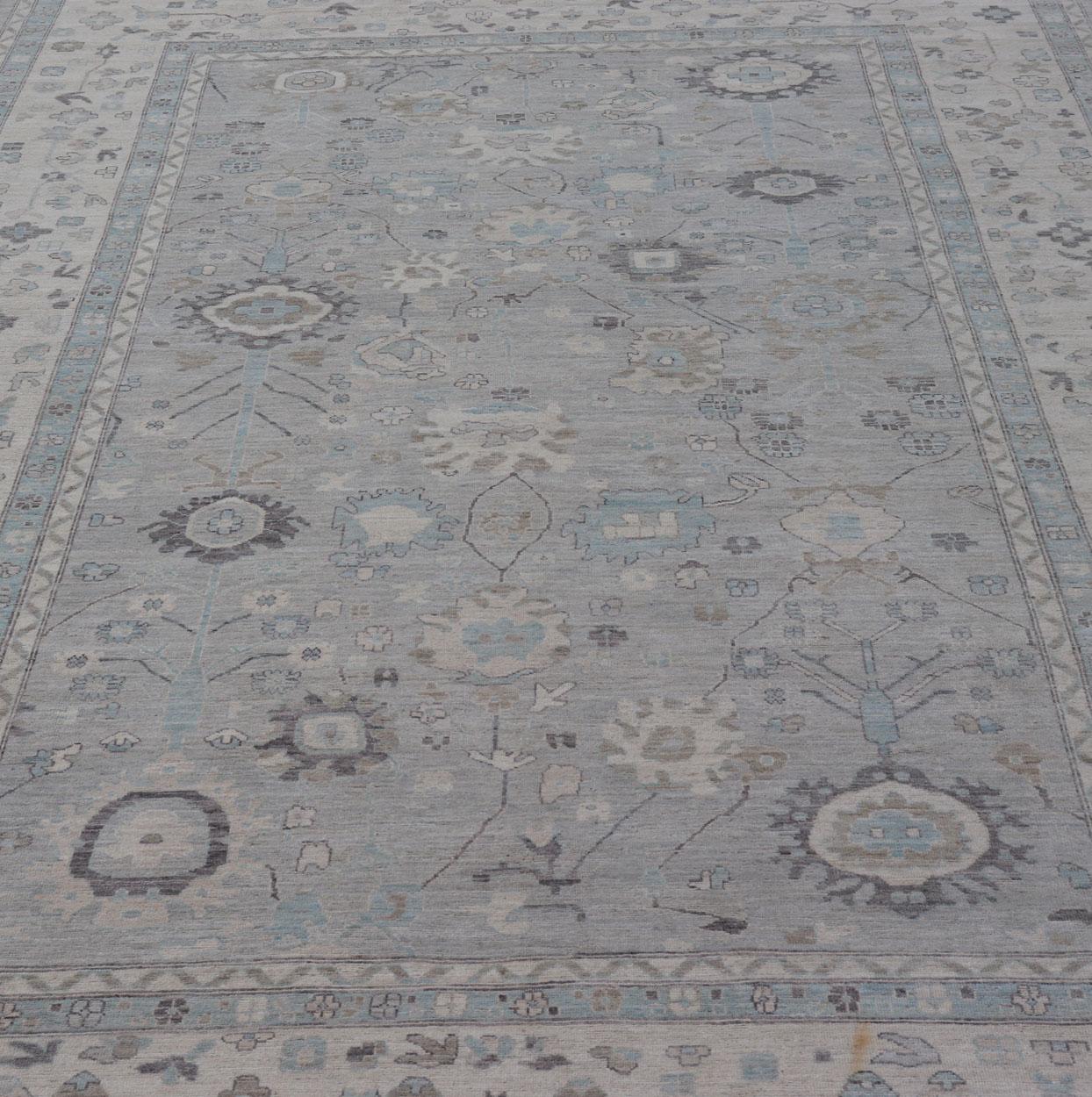 Grande Design/One moderno in azzurro e grigio con sfondo crema chiaro in vendita 6