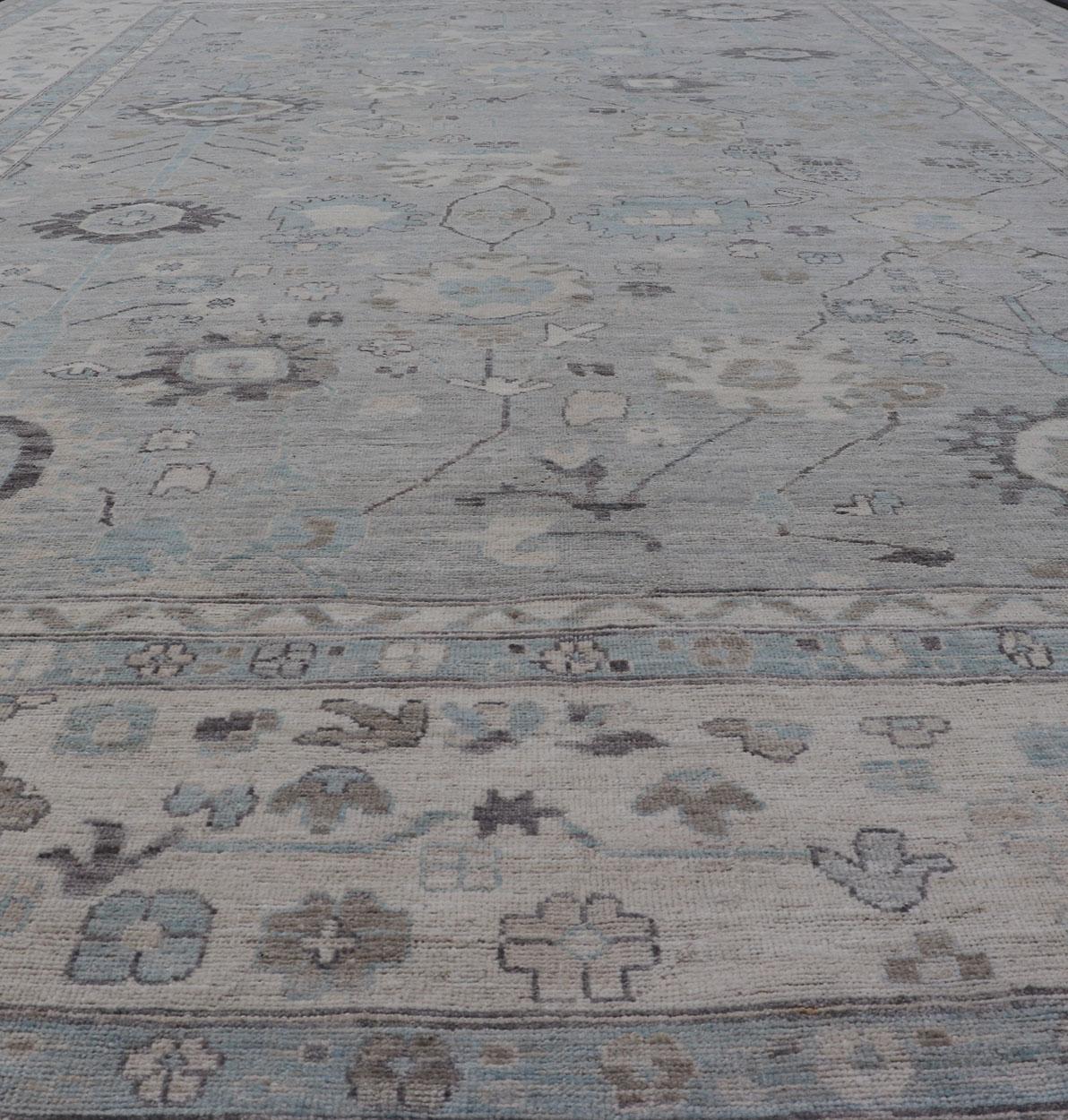 Misure: 13'4 x 19'3 
Grande Design/One moderno in azzurro, grigio e sfondo crema. Keivan Woven Arts; tappeto AWR-12521 Paese di origine: Afghanistan  Tipo: Oushak   Design: All-Over, Floreale.
Questo pezzo rustico è ricco di fascino con uno sfondo