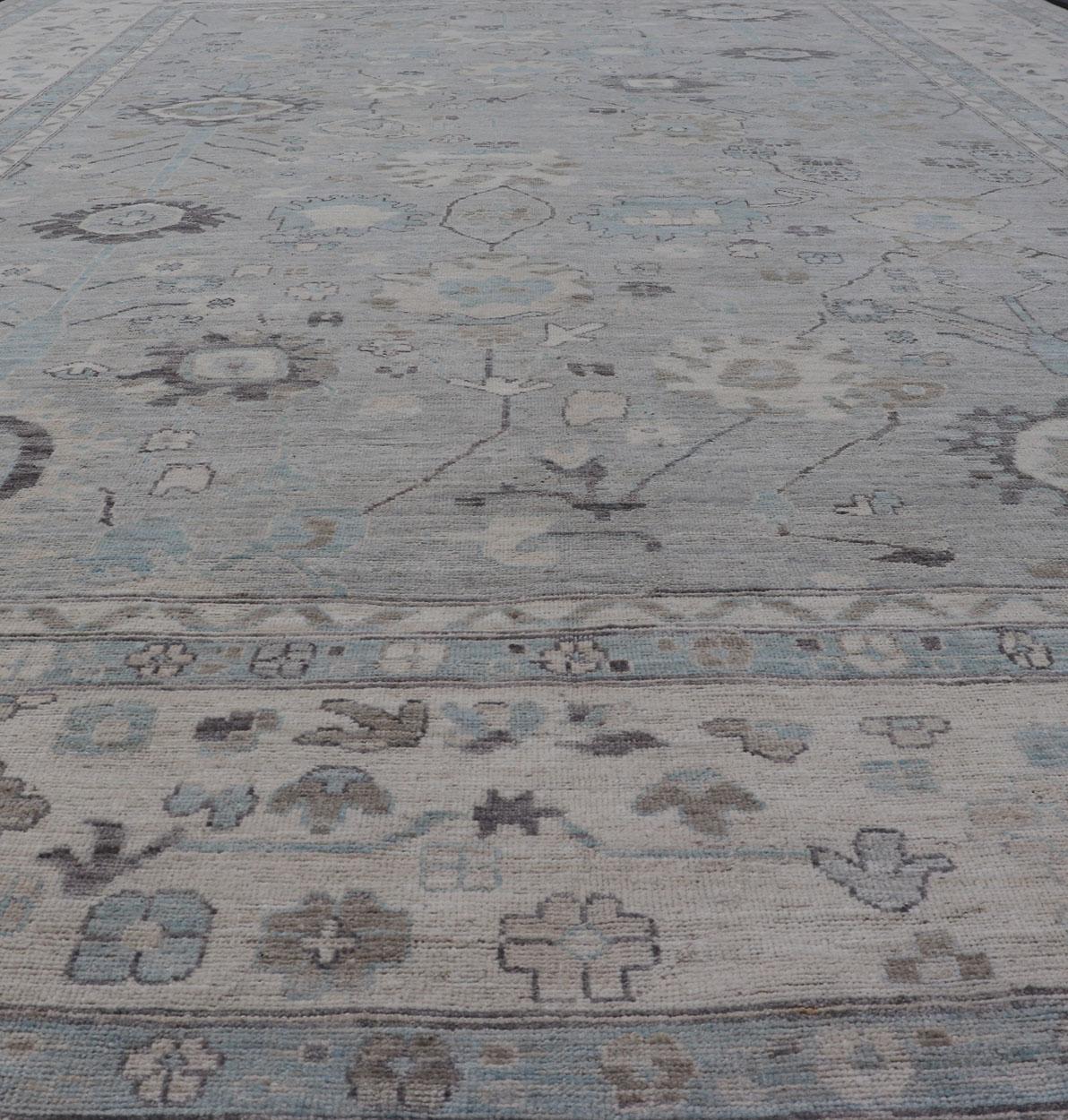 Mesures : 13'4 x 19'3 
Grand Design/One Modern en Blue-Light, Grey, avec fond crème clair. Keivan Woven Arts ; tapis AWR-12521 Pays d'origine : Afghanistan  Type : Oushak   Design/One : All-Over, Floral.
Cette pièce rustique a du charme dans un