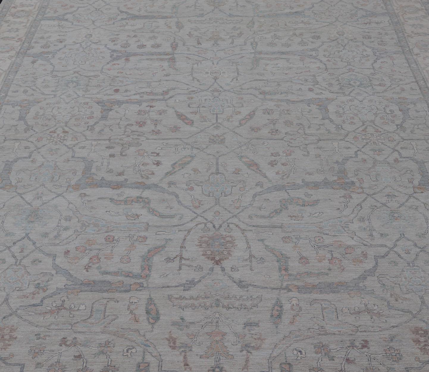 Très grand Oushak moderne avec motif floral au design organique sur fond gris clair et design en sourdine. Keivan Woven Arts ; tapis AWR-15243 Pays d'origine : Afghanistan Type : Oushak Design/One.

Mesures : 13'4 x 20' 

La bordure et le champ sont