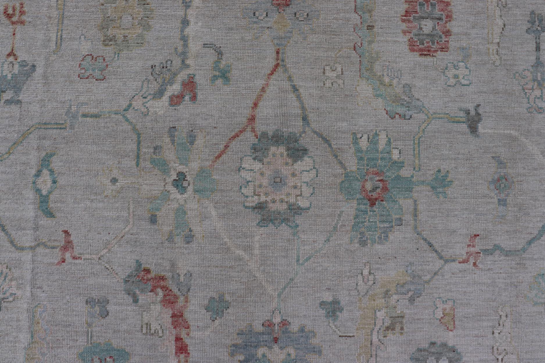 Oushak moderno di grandi dimensioni con design floreale su un bordo azzurro con un tocco di colore. in vendita 1