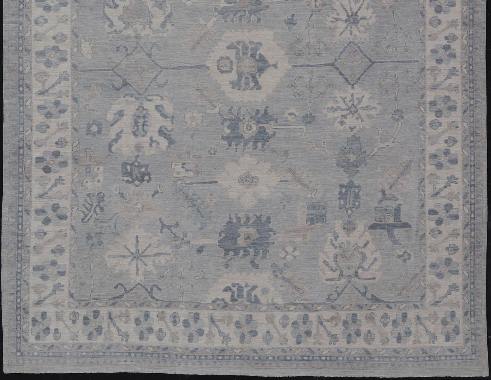 Großer moderner Oushak mit Blumenmotiven in Creme, Grau, Blau und Pulverblau im Angebot 3