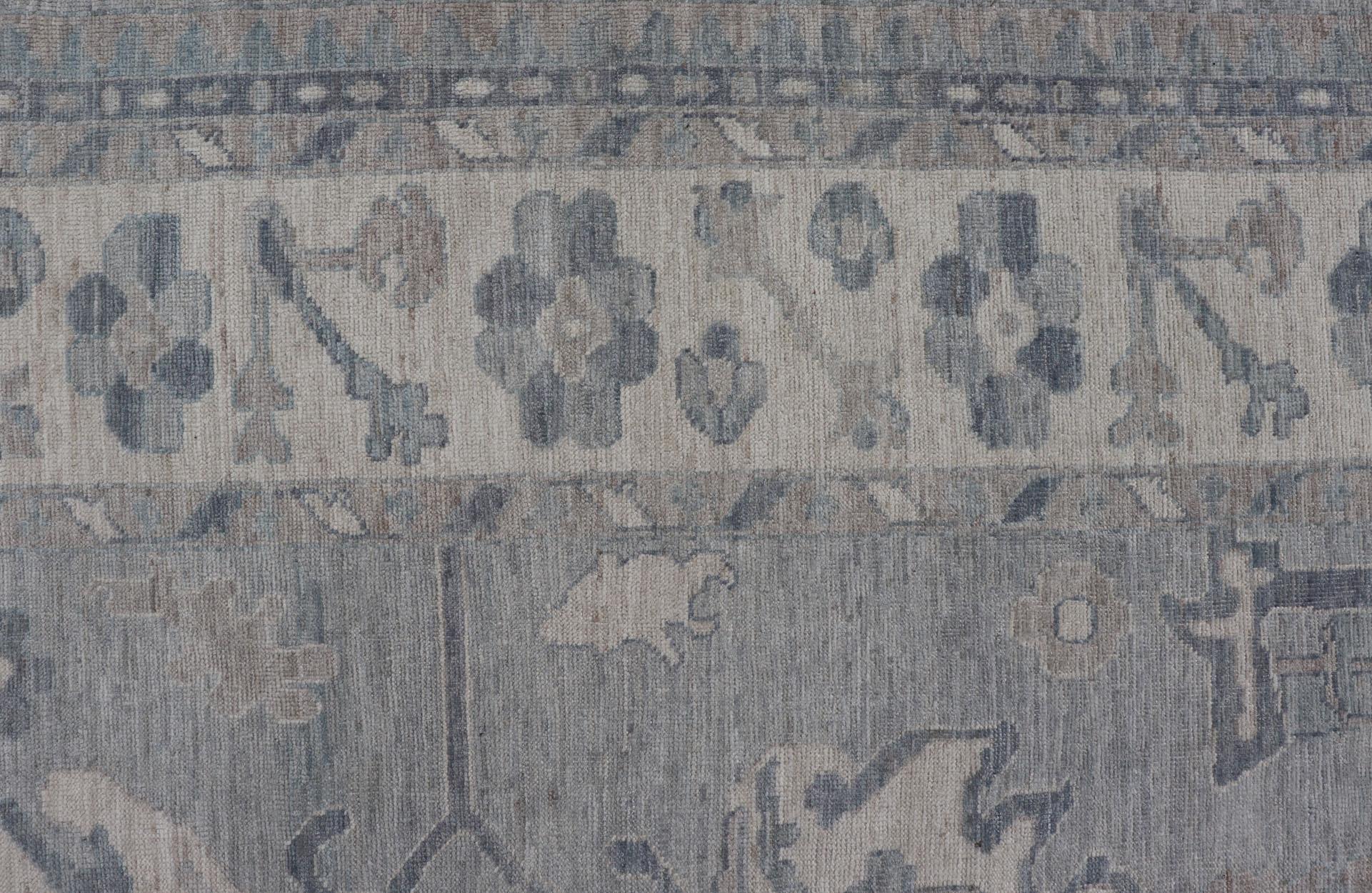 Großer moderner Oushak mit Blumenmotiven in Creme, Grau, Blau und Pulverblau (Handgeknüpft) im Angebot