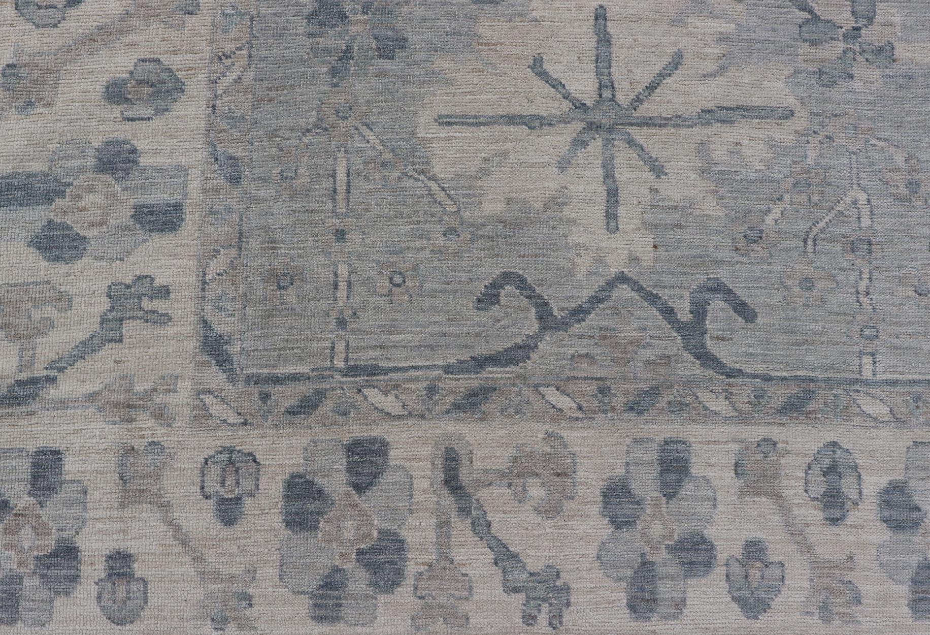 Großer moderner Oushak mit Blumenmotiven in Creme, Grau, Blau und Pulverblau im Zustand „Neu“ im Angebot in Atlanta, GA