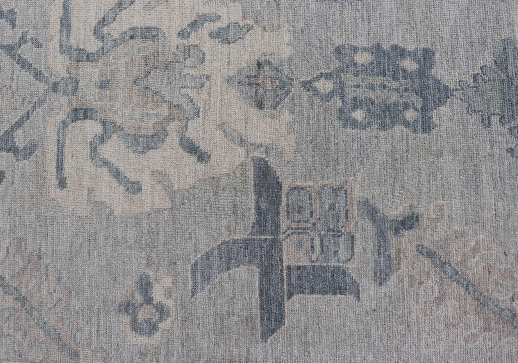 Großer moderner Oushak mit Blumenmotiven in Creme, Grau, Blau und Pulverblau (Wolle) im Angebot