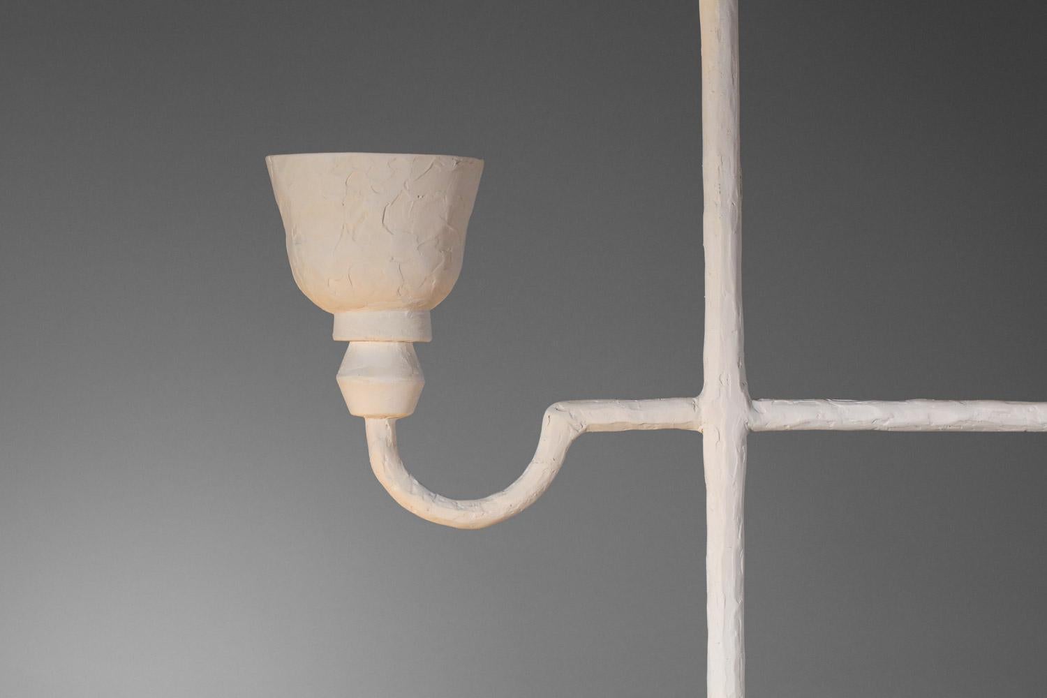 Grande lampadario francese moderno, di qualità artigianale. Struttura e sistema di sospensione in ferro rivestito di intonaco bianco testurizzato. Un design sobrio ed elegante per un lampadario scultoreo e altamente decorativo nello stile delle