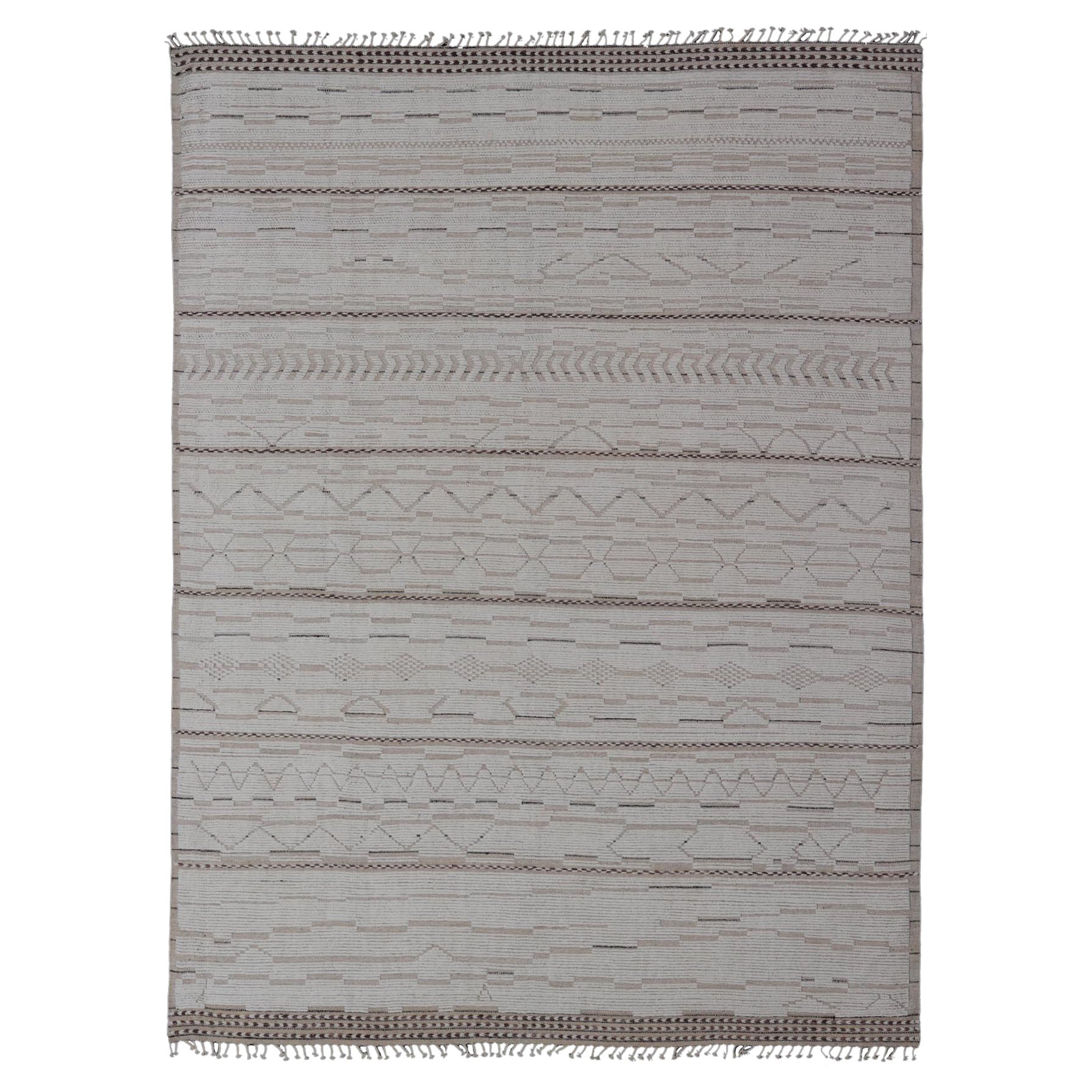 Tappeto moderno di grandi dimensioni in bianco spento. Marrone chiaro con un design minimalista