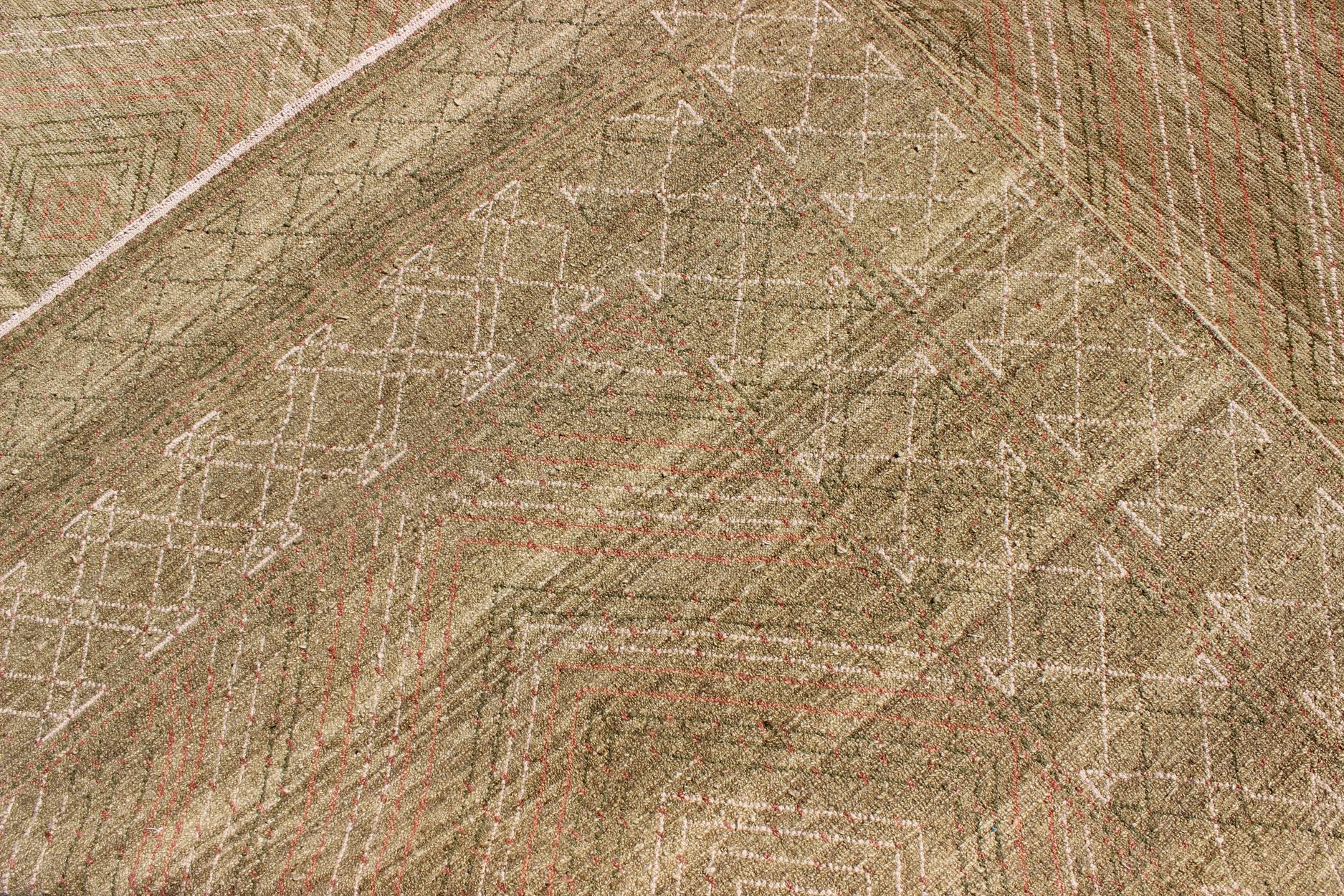 Großer moderner Teppich mit übergangsdiamantförmigem Design in Grün, Lachs, Elfenbein  (Moderne) im Angebot