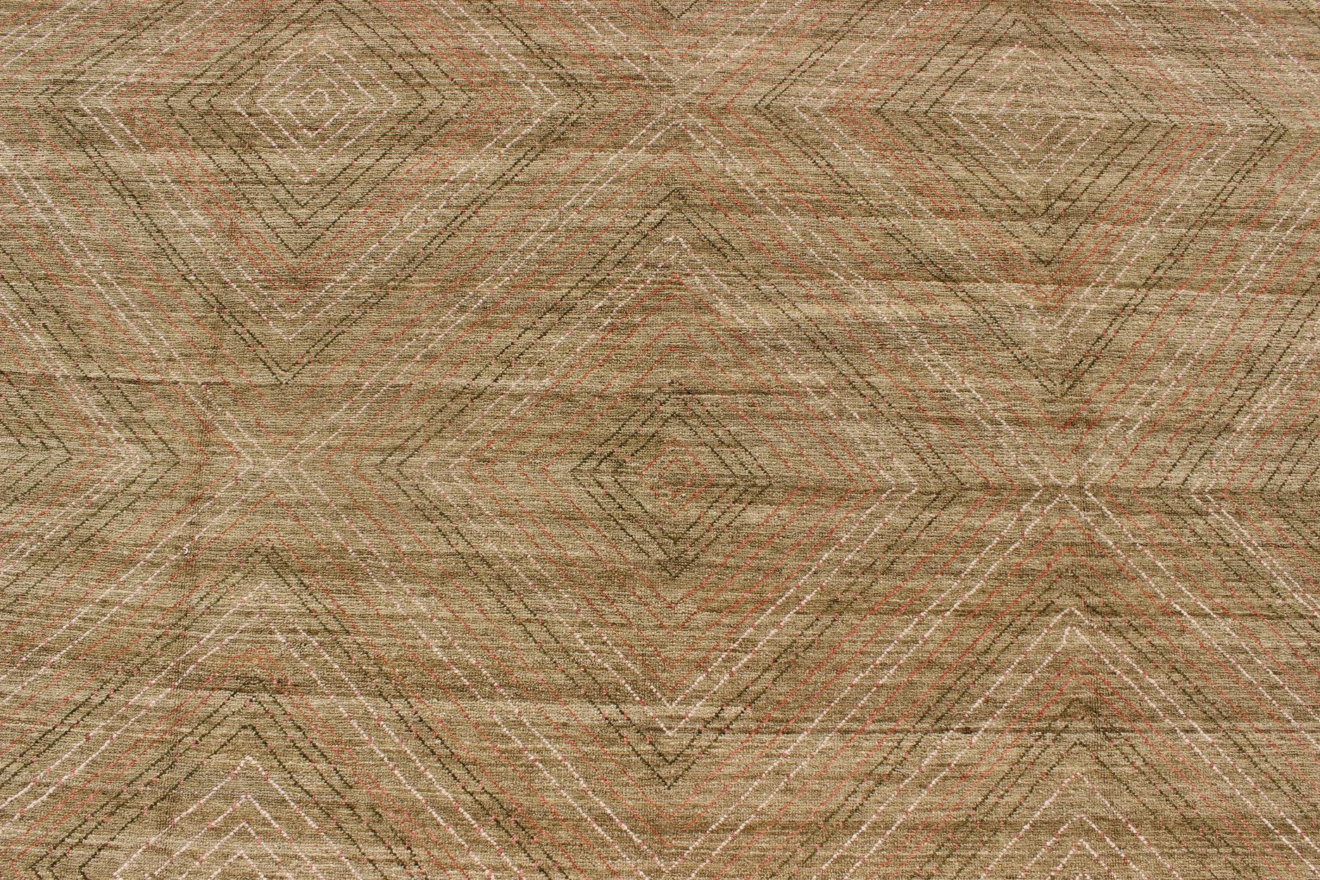 Großer moderner Teppich mit übergangsdiamantförmigem Design in Grün, Lachs, Elfenbein  (Wolle) im Angebot