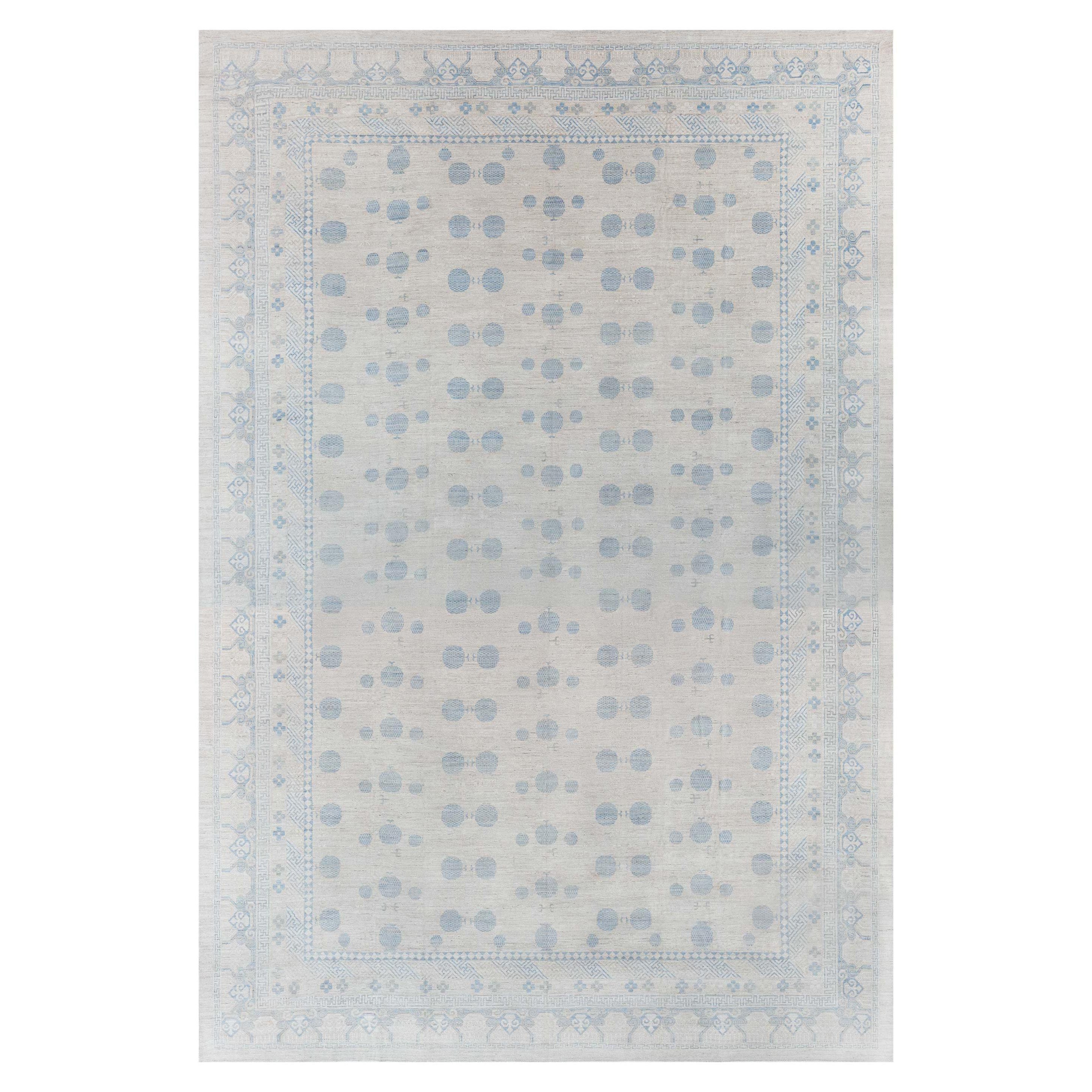 Grand tapis moderne Samarkand beige et bleu de Doris Leslie Blau
