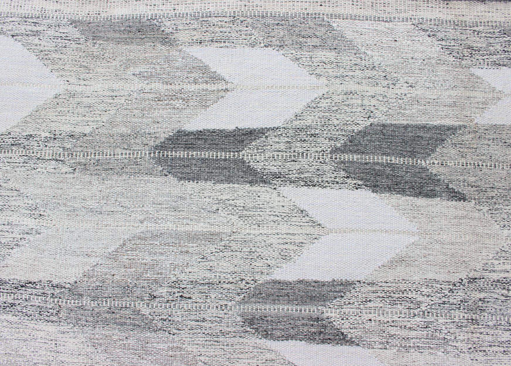 Grand tapis moderne scandinave/suédois à tissage plat à motif géométrique en vente 2