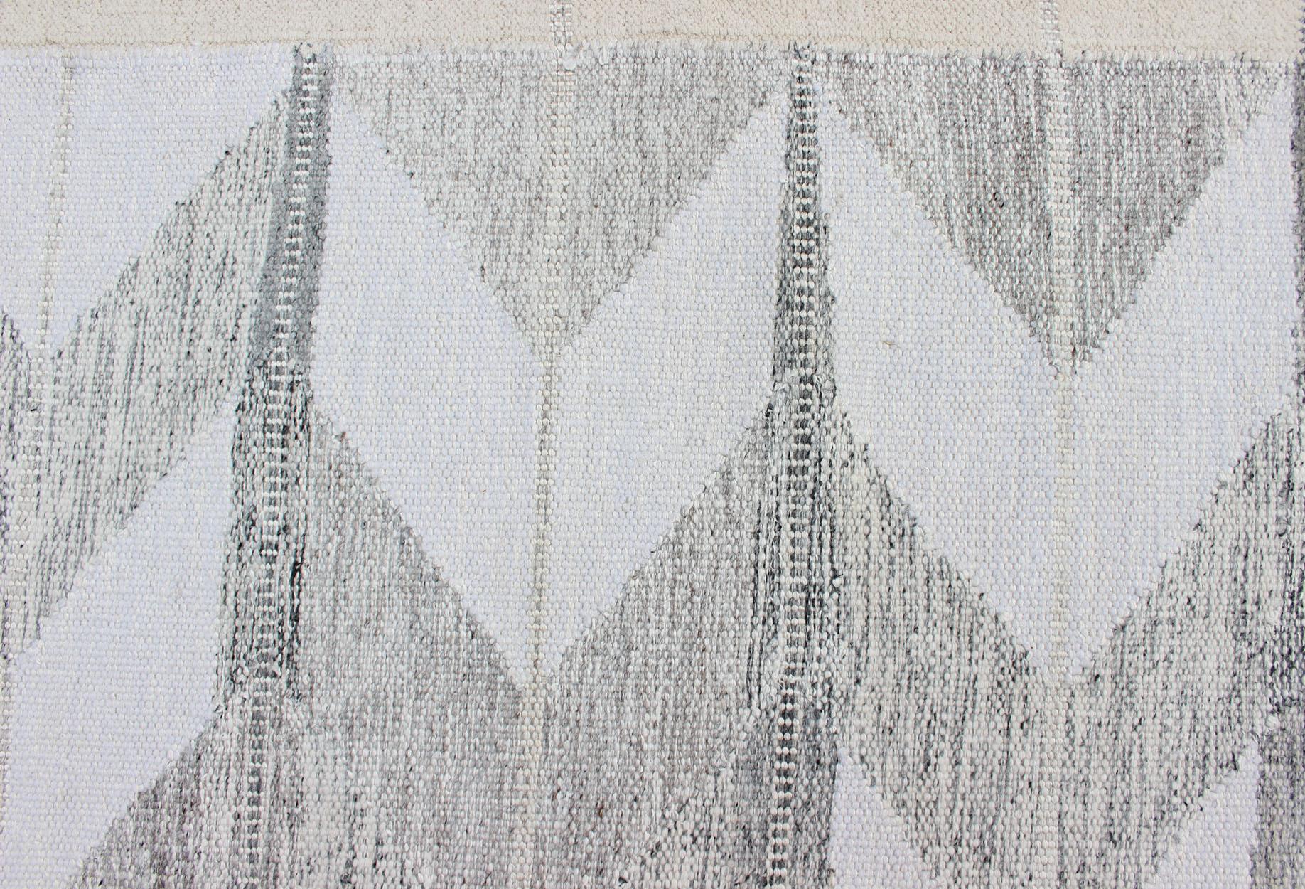 Grand tapis moderne scandinave/suédois à tissage plat à motif géométrique en vente 3
