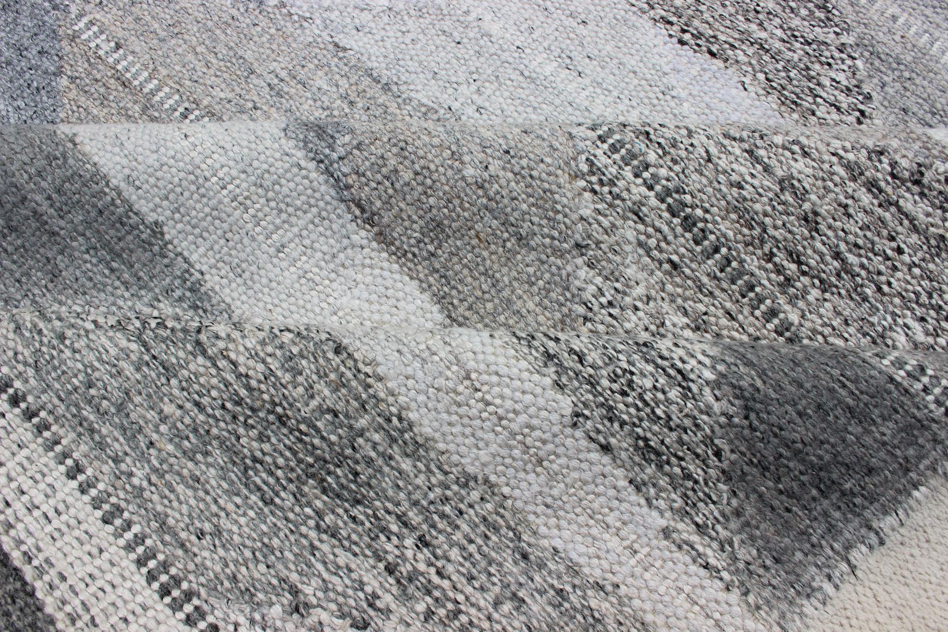 Grand tapis moderne scandinave/suédois à tissage plat à motif géométrique en vente 5