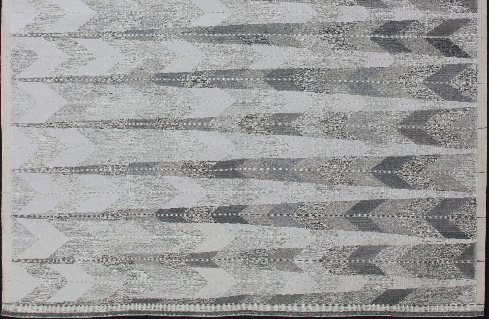 Indien Grand tapis moderne scandinave/suédois à tissage plat à motif géométrique en vente