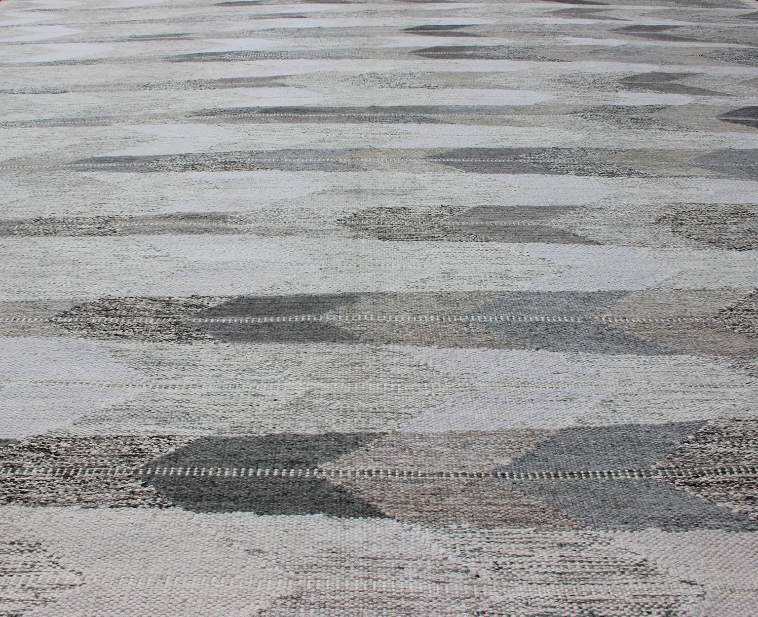 Grand tapis moderne scandinave/suédois à tissage plat à motif géométrique en vente 1