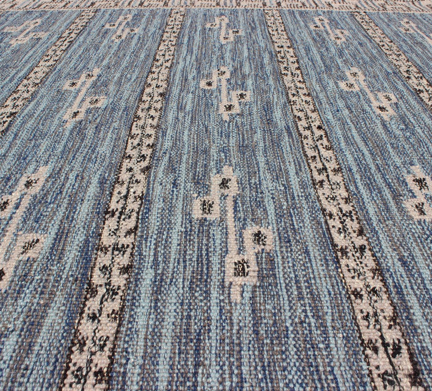 Tappeto moderno dal design geometrico scandinavo/svedese in blu e marrone chiaro in vendita 2