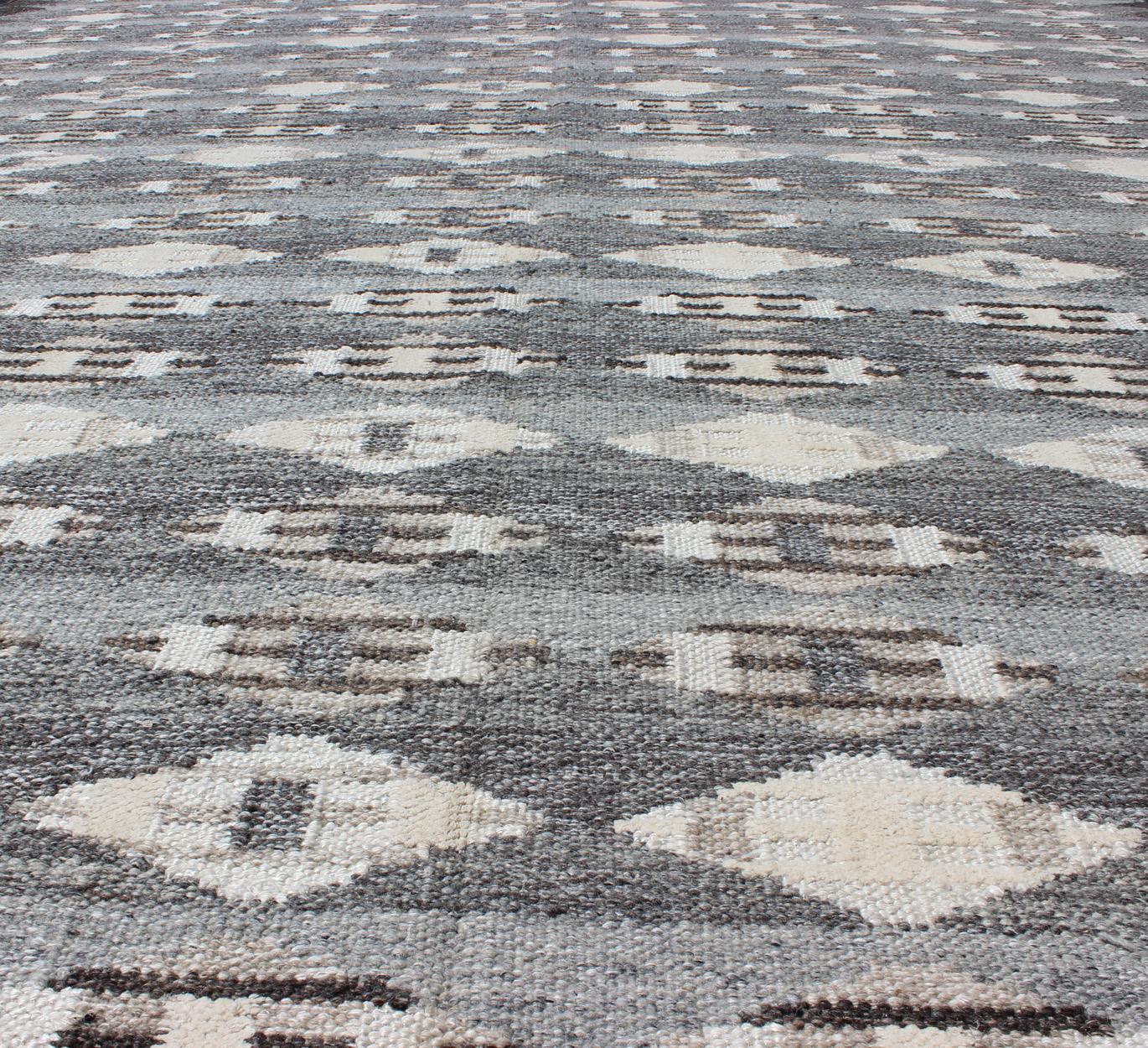 Großer moderner skandinavisch/schwedischer Teppich in Grau und Braun mit geometrischem Design  im Angebot 2