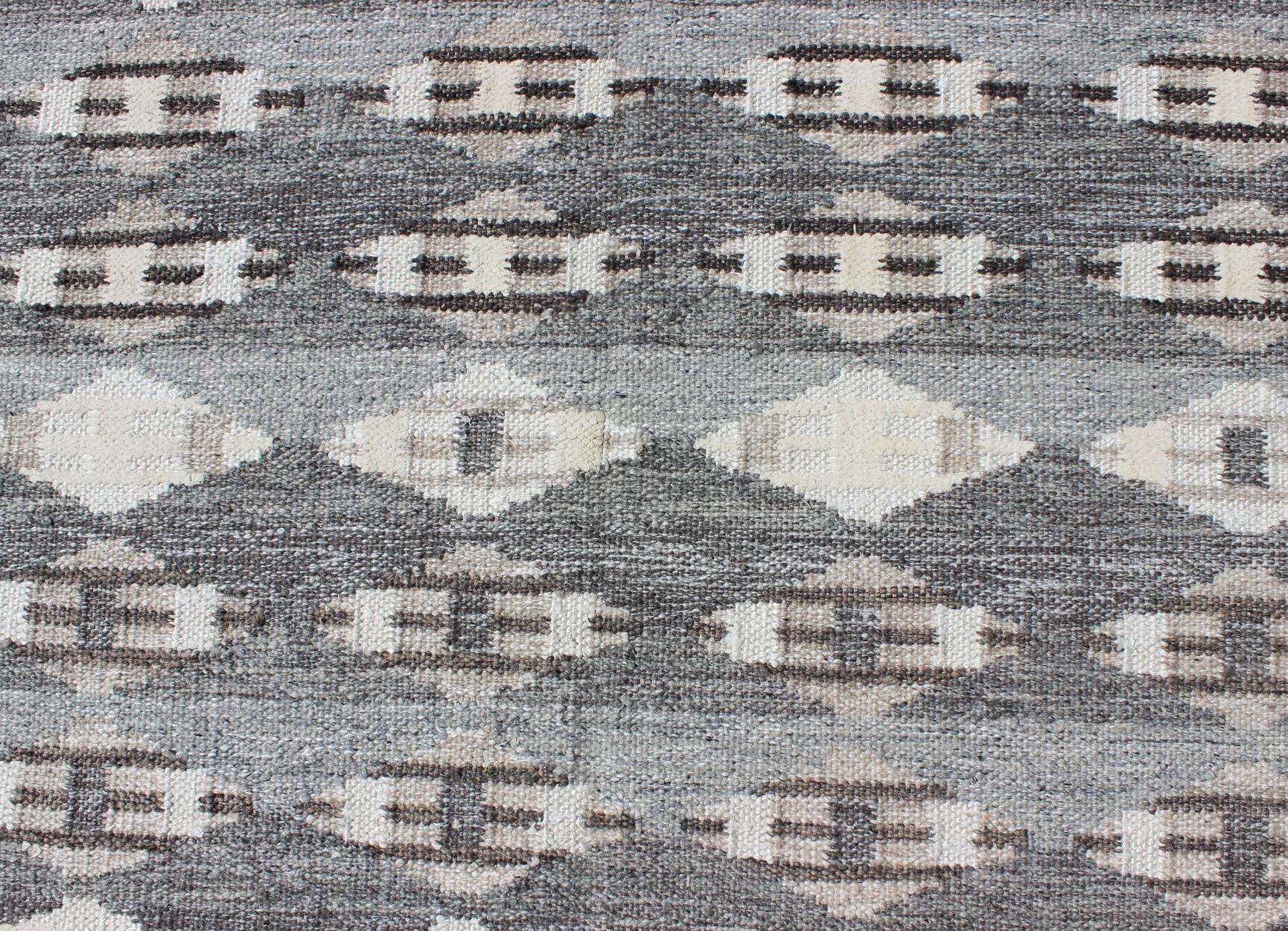 Grand tapis moderne scandinave/suédois à motifs géométriques en gris et marron  en vente 3