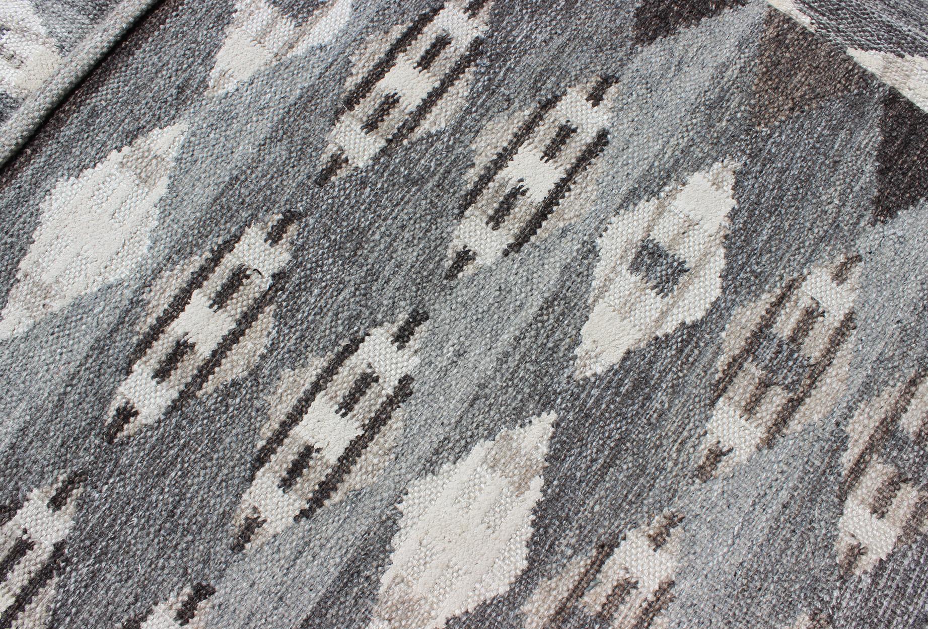 Grand tapis moderne scandinave/suédois à motifs géométriques en gris et marron  en vente 4