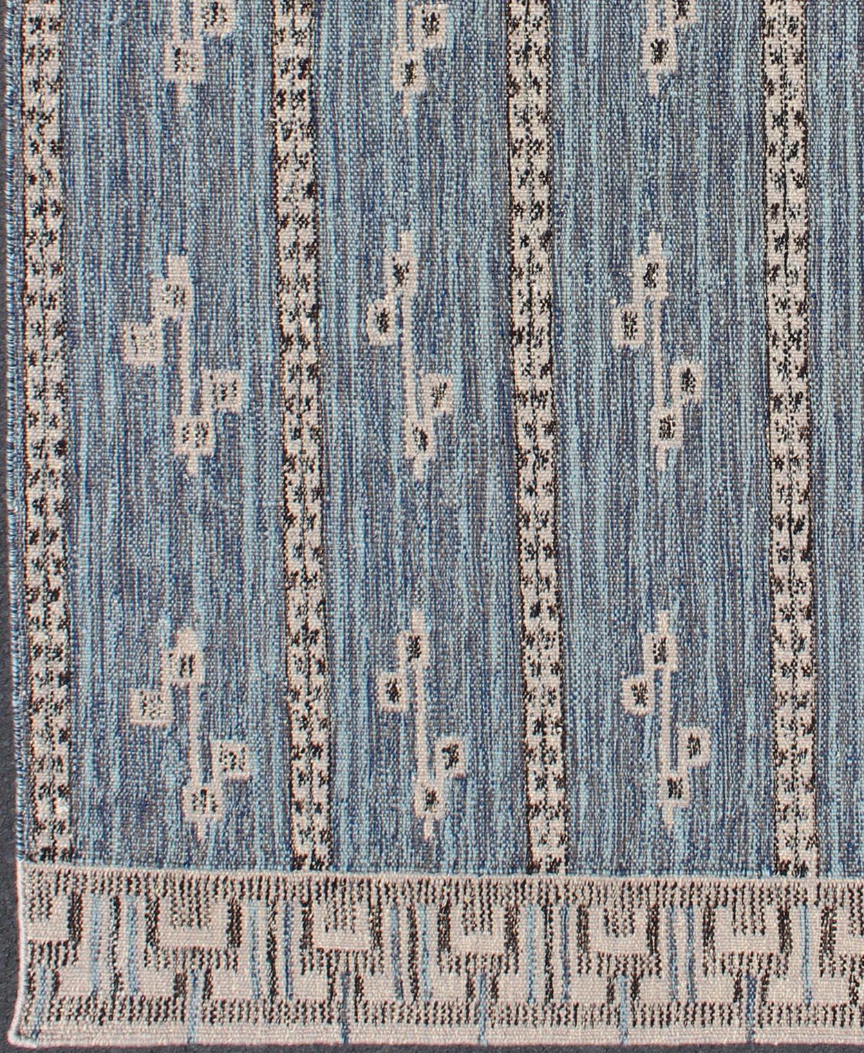 Tappeto moderno scandinavo, moderno svedese/ rjk-16221-shb-012-03
Questo tappeto scandinavo a trama piatta si ispira al lavoro dei designer tessili svedesi di inizio e metà del XX secolo. Con un mix unico di design storico e moderno, questa