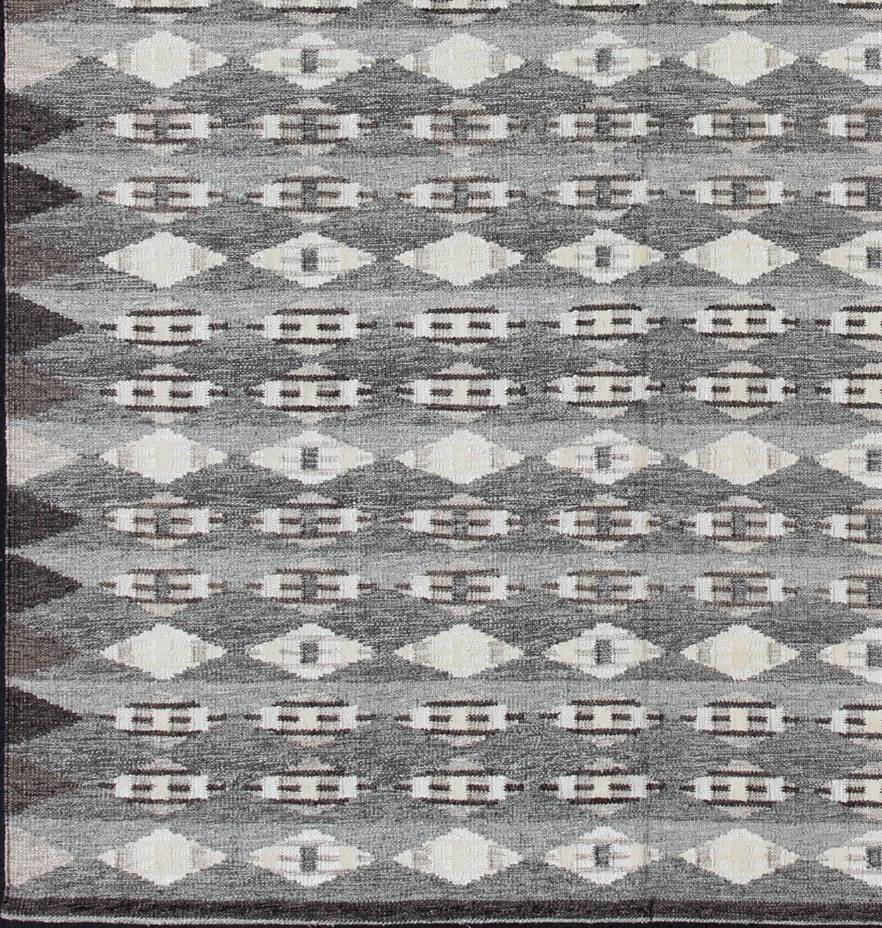 Grand tapis scandinave moderne à tissage plat et au design géométrique en gris et brun.  Rug/KHN-502-SW-09, Ce tapis scandinave à tissage plat s'inspire du travail des designers textiles suédois du début au milieu du XXe siècle. Avec un mélange