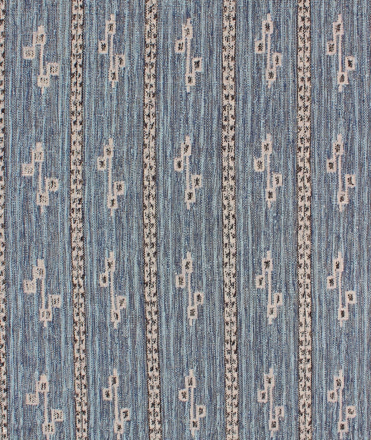 Scandinavo moderno Tappeto moderno dal design geometrico scandinavo/svedese in blu e marrone chiaro in vendita