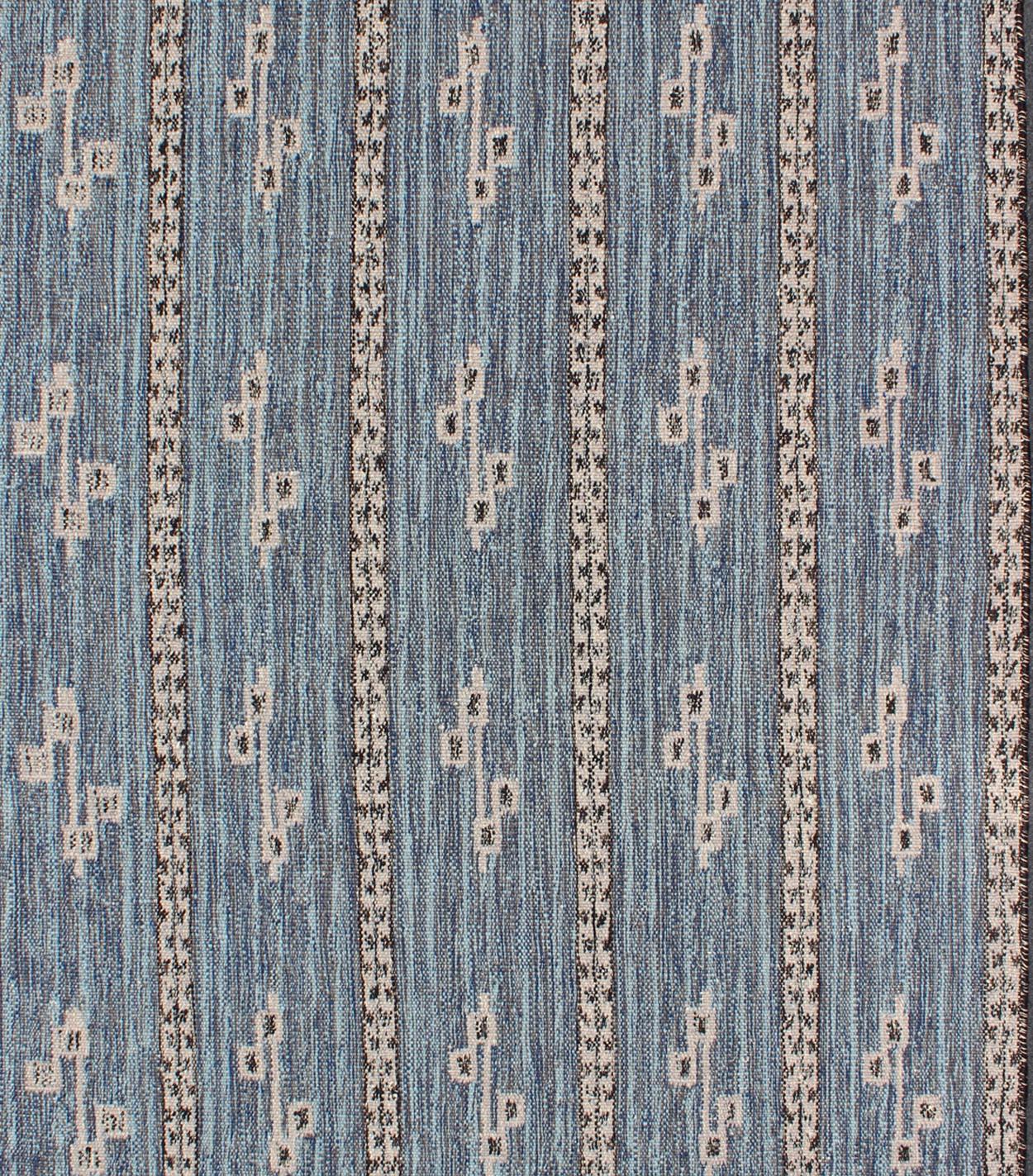 Indiano Tappeto moderno dal design geometrico scandinavo/svedese in blu e marrone chiaro in vendita