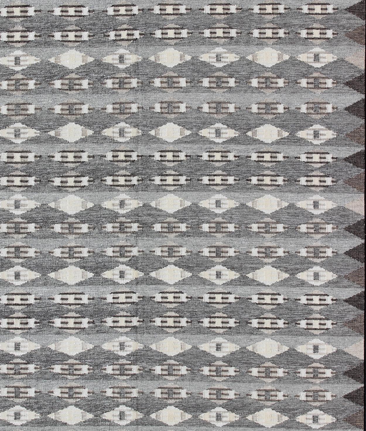 Indien Grand tapis moderne scandinave/suédois à motifs géométriques en gris et marron  en vente