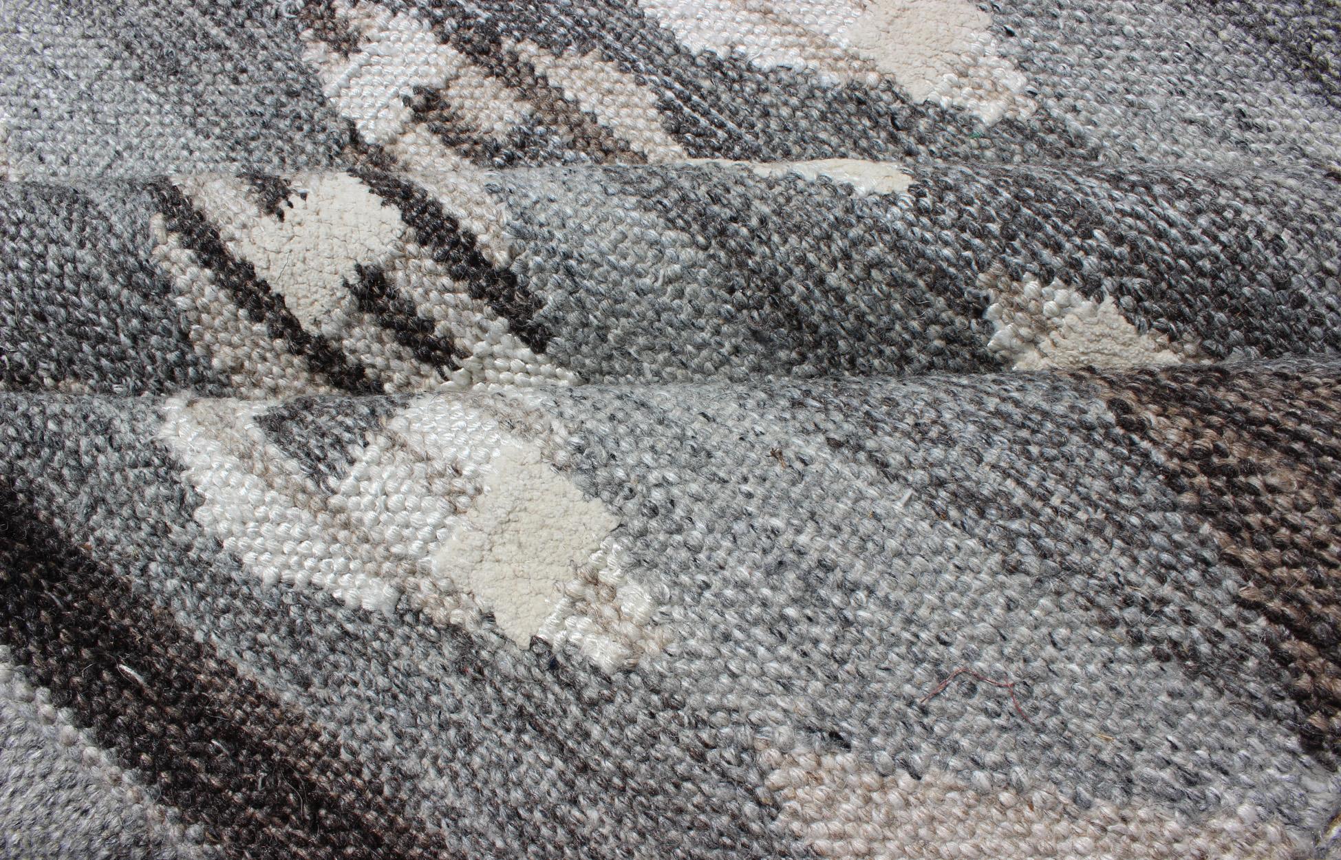 Großer moderner skandinavisch/schwedischer Teppich in Grau und Braun mit geometrischem Design  (Handgewebt) im Angebot