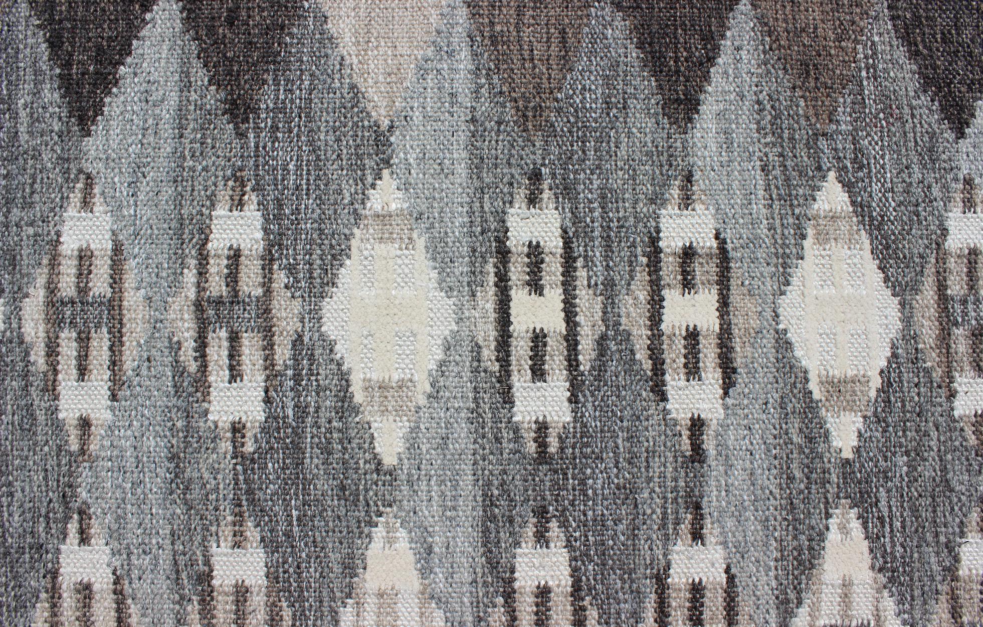 Grand tapis moderne scandinave/suédois à motifs géométriques en gris et marron  Excellent état - En vente à Atlanta, GA