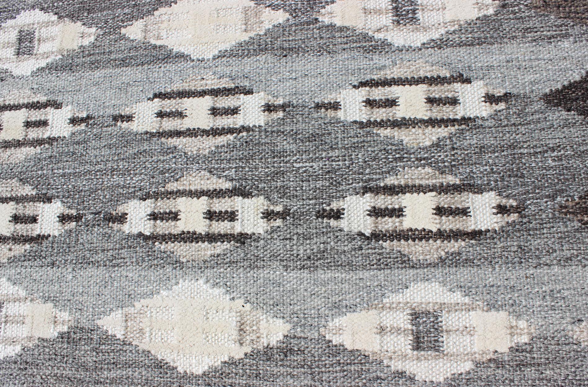 XXIe siècle et contemporain Grand tapis moderne scandinave/suédois à motifs géométriques en gris et marron  en vente
