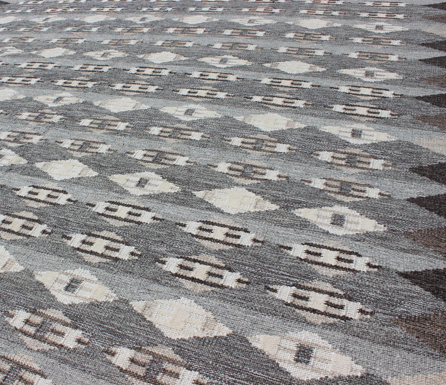 Großer moderner skandinavisch/schwedischer Teppich in Grau und Braun mit geometrischem Design  (Wolle) im Angebot