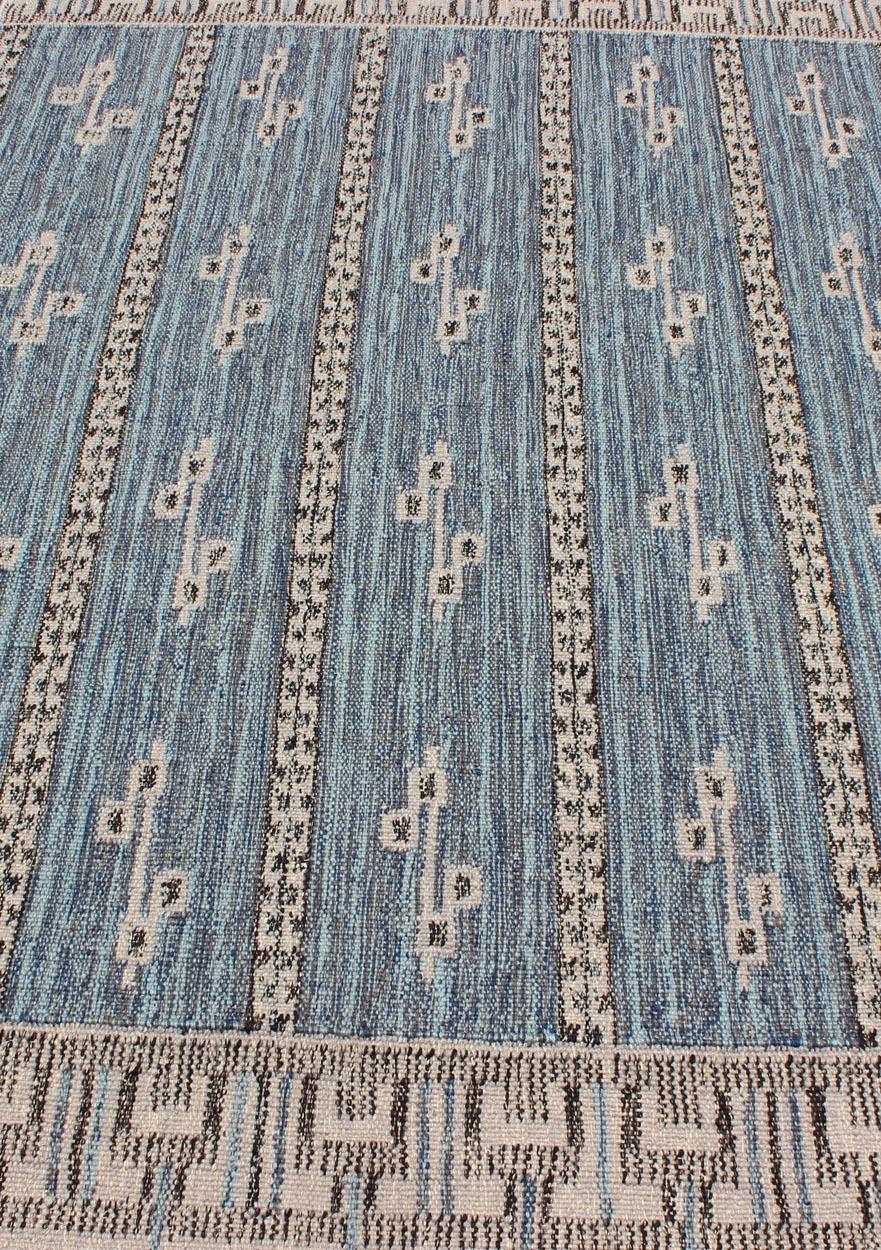Tappeto moderno dal design geometrico scandinavo/svedese in blu e marrone chiaro in vendita 1