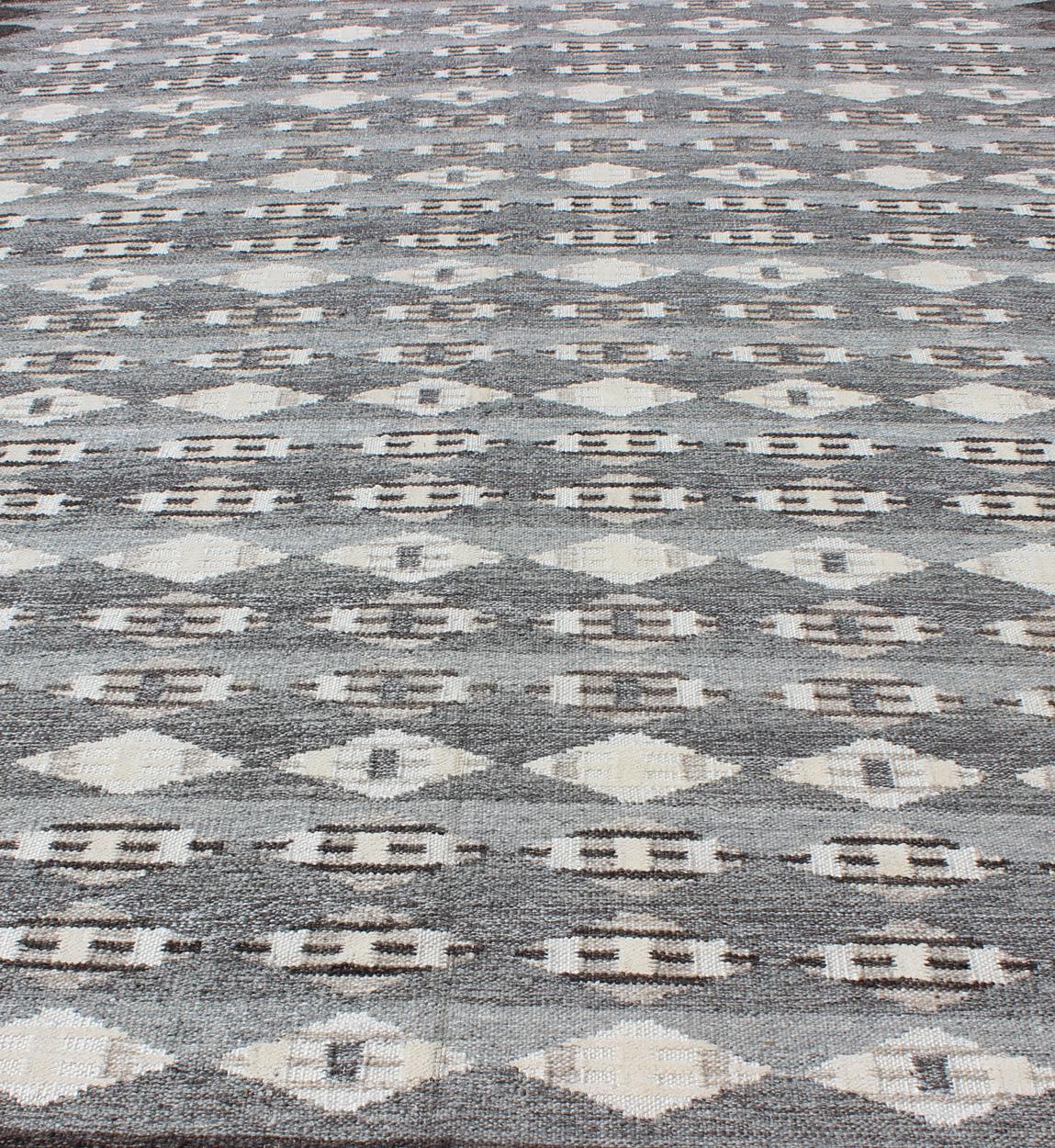 Grand tapis moderne scandinave/suédois à motifs géométriques en gris et marron  en vente 1