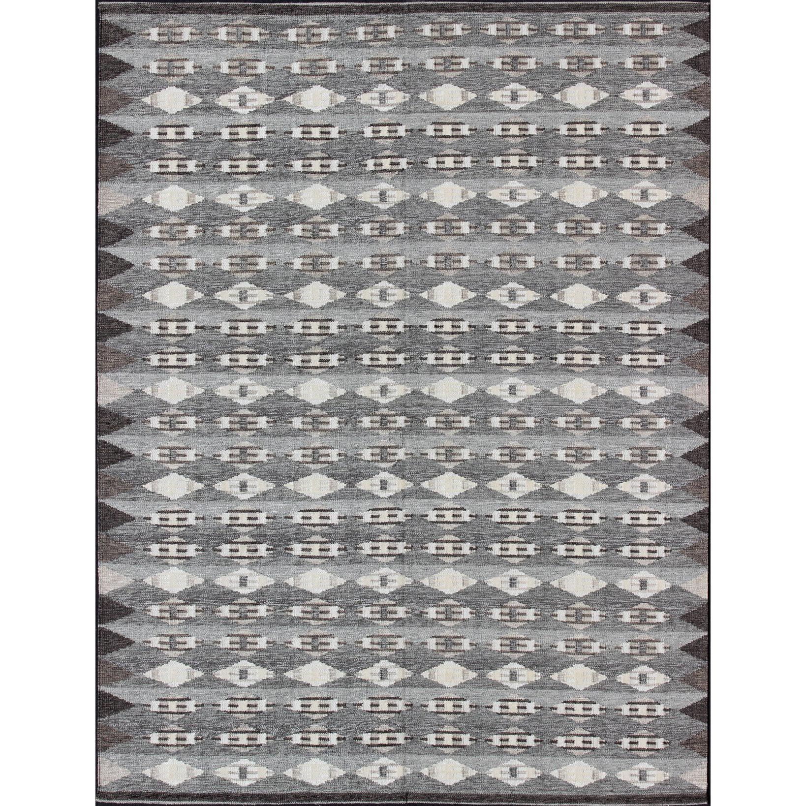 Grand tapis moderne scandinave/suédois à motifs géométriques en gris et marron  en vente