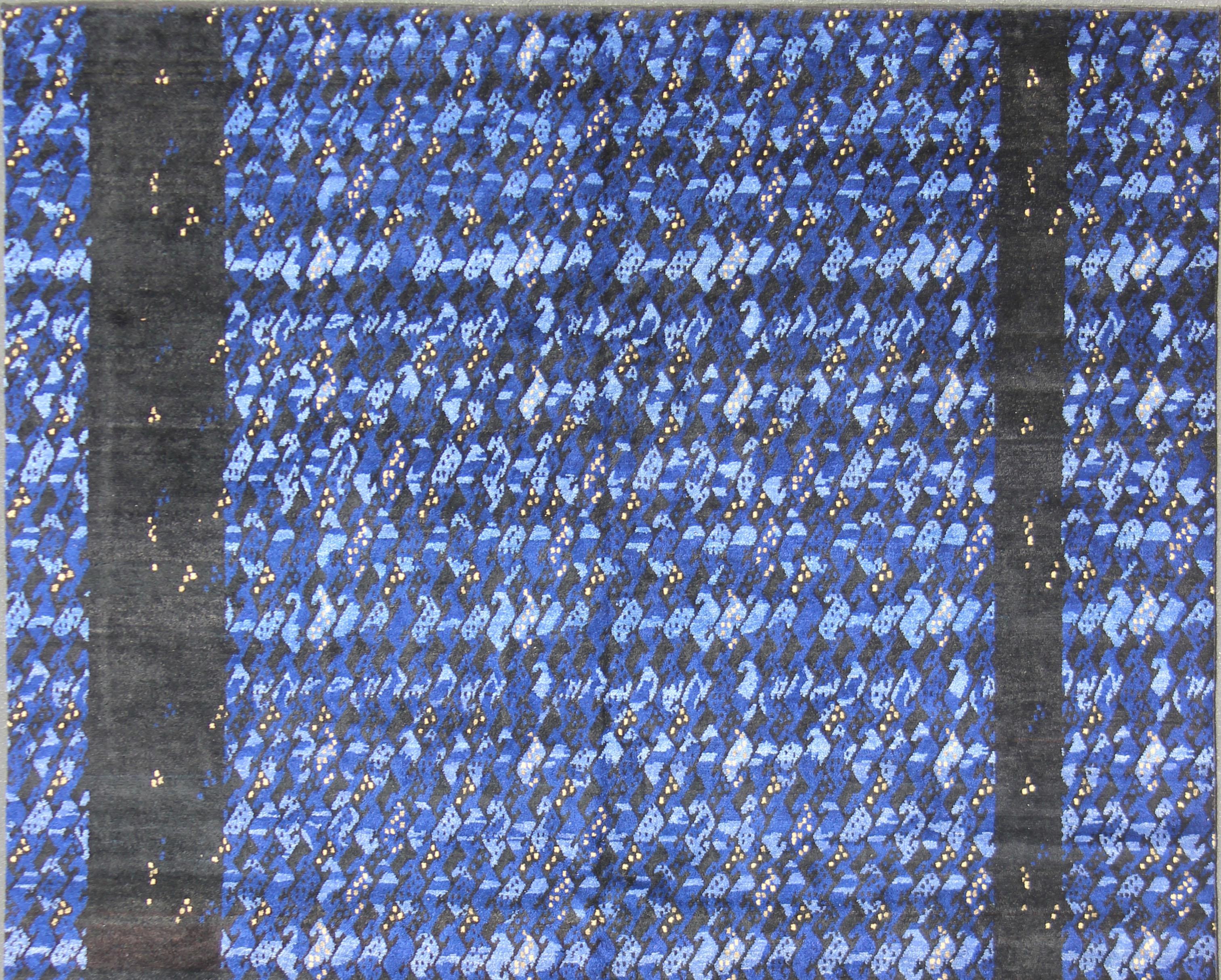 Misure: 10'2 x 13'9.
Blu notte e altre tonalità di blu Tappeto di grandi dimensioni dal design scandinavo contemporaneo in morbida lana, ideale per i piedi. Questo tappeto prevalentemente blu notte ha un tocco di luce notturna nel colore giallo.