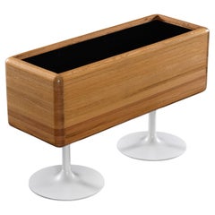 Jardinera grande y moderna de roble macizo con base de tulipán blanco e inserto metálico